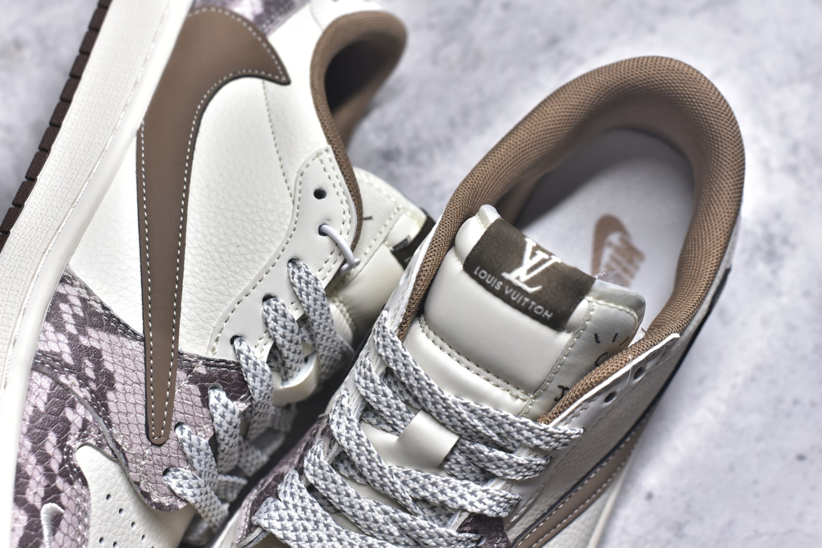 图片[9]-#海外爆款限量发售！Travis Scott x Fragment Design x Jordan Air Jordan 1 Low OG SP “LV联名——棕蟒纹” 多方联名合作融合了Travi翻毛蓝勾s Scott 独特的音乐风格，藤原浩个性的设计风格以及Jordan品牌的经典元素 使其成为一双具有独特身份和价值的鞋子 清新而立体的外观加上联名标识更突出了其独特身份 这种配色方案显示出活力和时尚感 在视觉上引人注目 鞋身的质感和细腻的细节处理使其显得高端而格调十足 这款“倒钩”联名是设计与创意完美结合 融合多方的个性风格是一款备受瞩目的潮流鞋款 低帮休闲板鞋 定制鞋盒 大厂纯原品质出货 超高清洁度 皮料切割干净无任何毛边 细节完美 货号：XS7089-618 尺码：36 36.5 37.5 38 38.5 39 40 40.5 41 42 42.5 43 44 44.5 45-选品中心