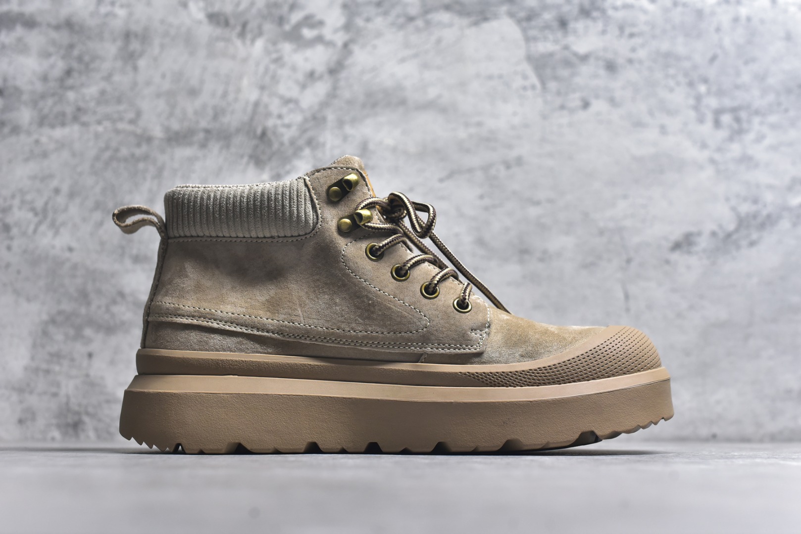 图片[3]-#美国轻奢品牌【UGG】 Tasman Weather Hybrid 塔斯曼混合系列户外中帮休闲马丁靴雪地靴UGG秋冬新品（毛绒一体内里保暖锁热🔥）秋冬必备 户外中帮休闲马丁靴雪地靴系列代购专供品质 面料采用进口头层牛皮材质 外置高弹Modern 外置防滑橡胶大底 系带设计 穿脱十分方便 采用TPU模压定型真皮鞋面材质 EVA轻翼外底防滑,耐磨性和良好的弹性！ 尺码：39 40 41 42 43 44 (皮鞋码)-选品中心