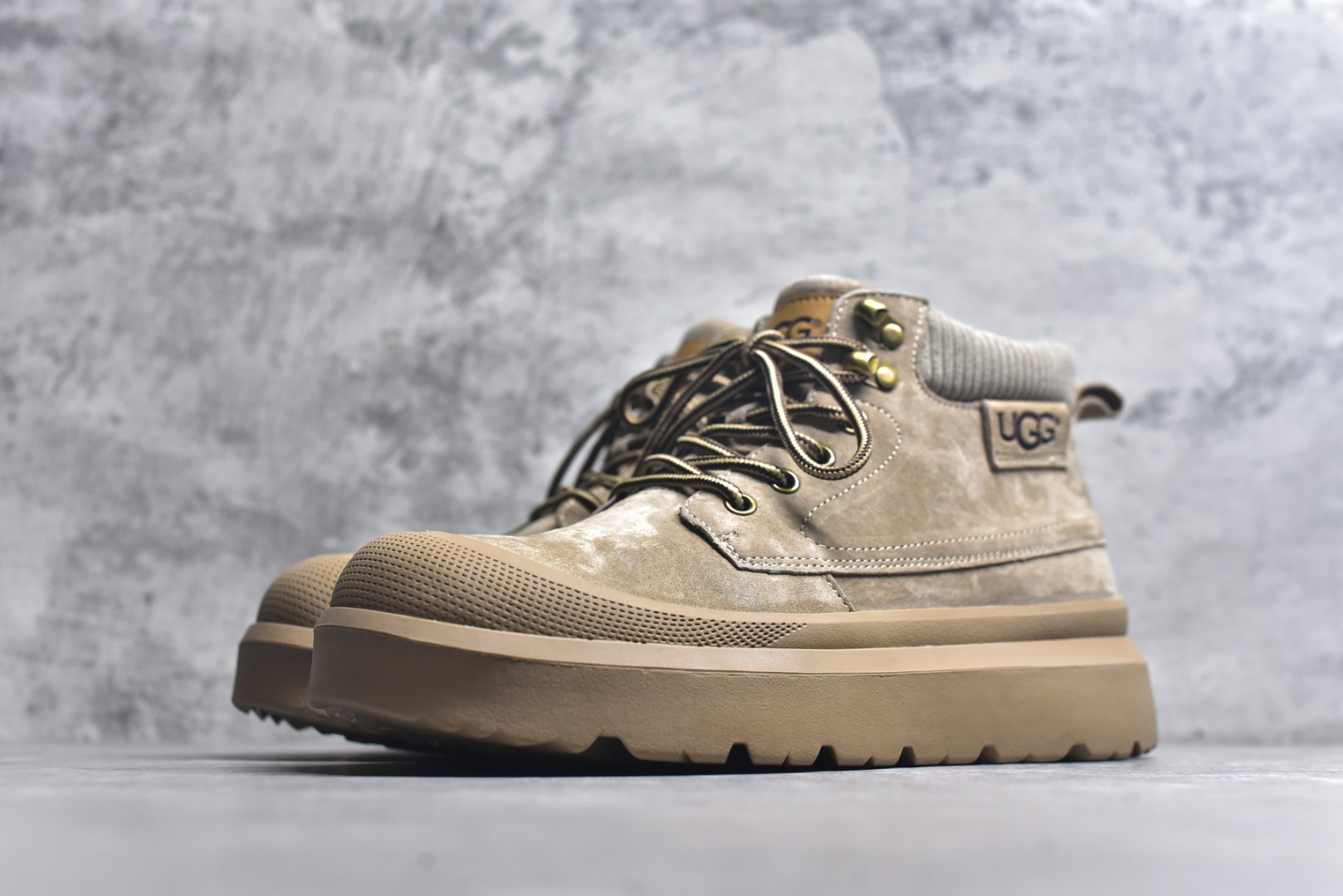 图片[2]-#美国轻奢品牌【UGG】 Tasman Weather Hybrid 塔斯曼混合系列户外中帮休闲马丁靴雪地靴UGG秋冬新品（毛绒一体内里保暖锁热🔥）秋冬必备 户外中帮休闲马丁靴雪地靴系列代购专供品质 面料采用进口头层牛皮材质 外置高弹Modern 外置防滑橡胶大底 系带设计 穿脱十分方便 采用TPU模压定型真皮鞋面材质 EVA轻翼外底防滑,耐磨性和良好的弹性！ 尺码：39 40 41 42 43 44 (皮鞋码)-选品中心