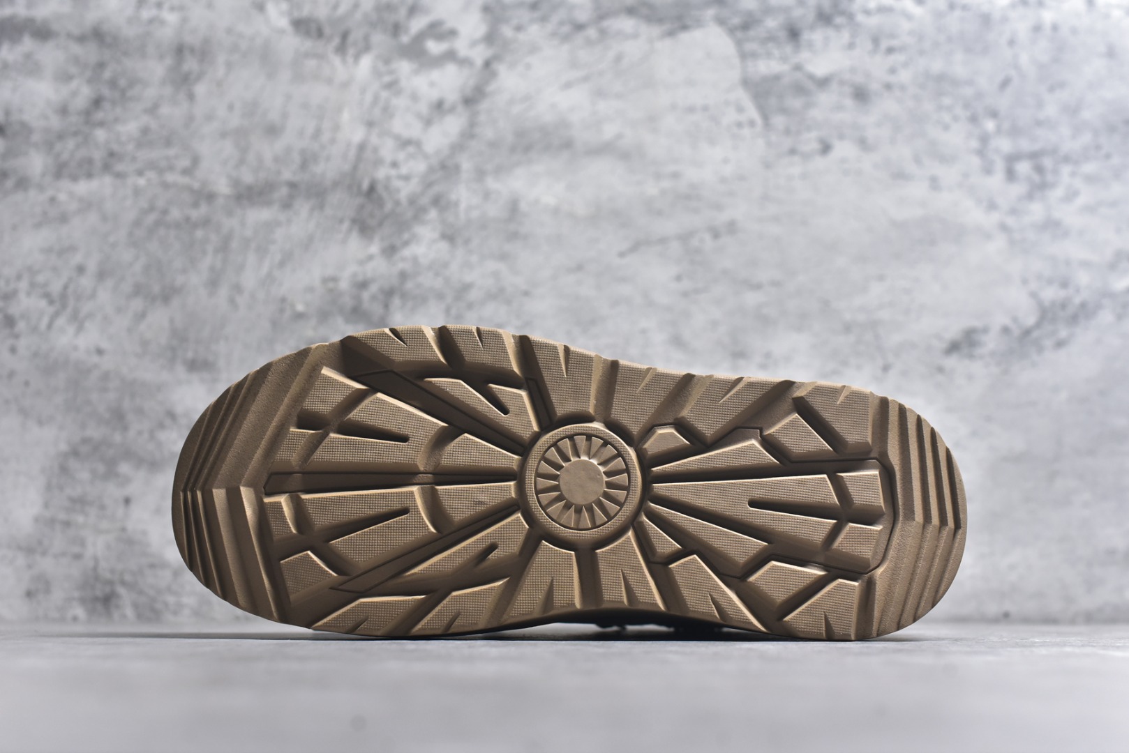 图片[6]-#美国轻奢品牌【UGG】 Tasman Weather Hybrid 塔斯曼混合系列户外中帮休闲马丁靴雪地靴UGG秋冬新品（毛绒一体内里保暖锁热🔥）秋冬必备 户外中帮休闲马丁靴雪地靴系列代购专供品质 面料采用进口头层牛皮材质 外置高弹Modern 外置防滑橡胶大底 系带设计 穿脱十分方便 采用TPU模压定型真皮鞋面材质 EVA轻翼外底防滑,耐磨性和良好的弹性！ 尺码：39 40 41 42 43 44 (皮鞋码)-选品中心