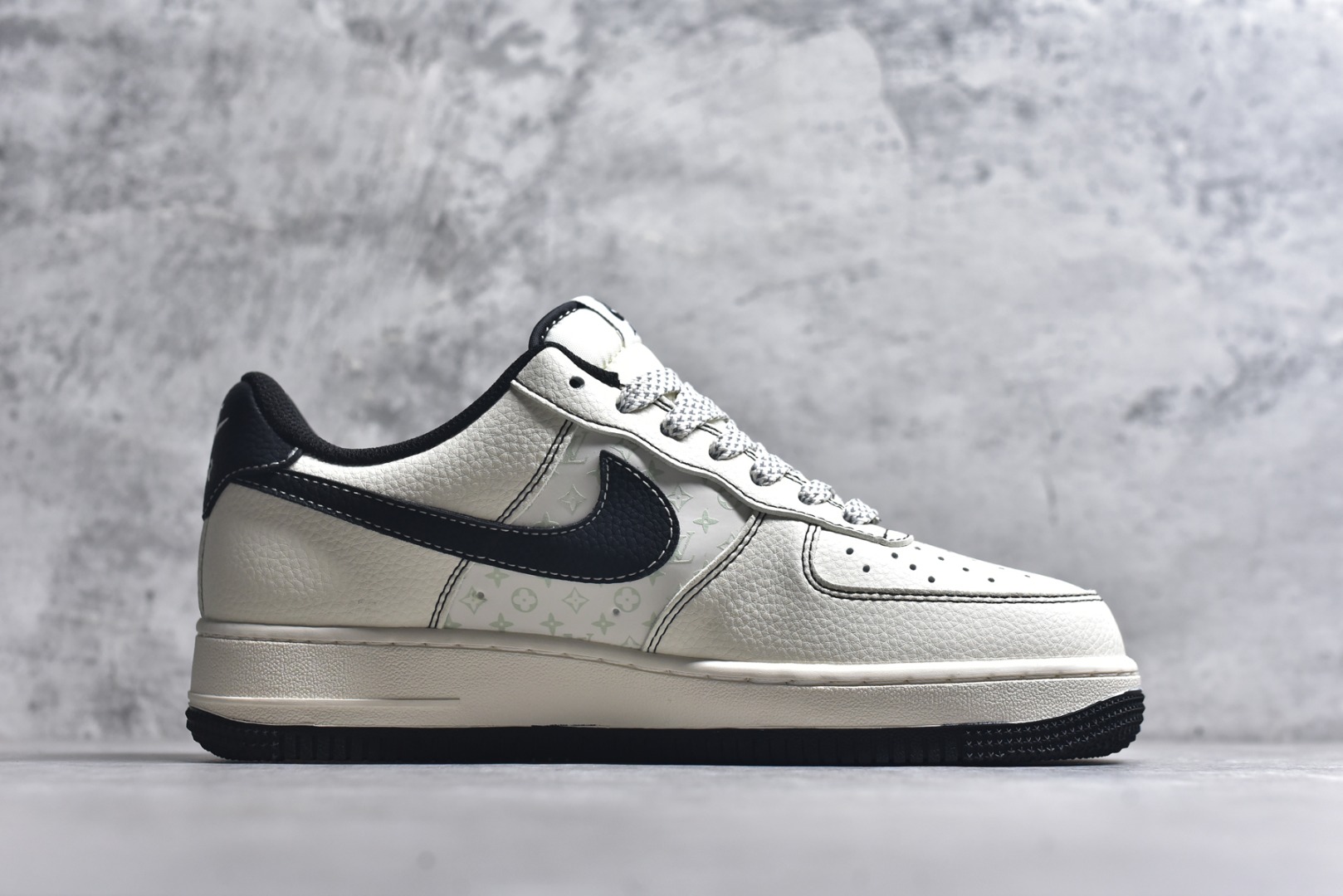 图片[3]-#海外爆款限量发售！公司级Nike Air Force 1 \’07 Low “LV联名——印花米黑红”空军一号 高端定制 低帮 运动鞋 休闲鞋 折边针车 工艺难度大 原楦头原纸板 原装鞋盒 定制五金配件 内置全掌气垫 原厂鞋底 货号：MZ9588-812 尺码：36 36.5 37.5 38 38.5 39 40 40.5 41 42 42.5 43 44 44.5 45-选品中心