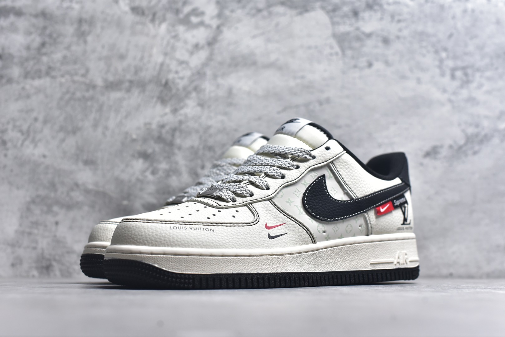 图片[2]-#海外爆款限量发售！公司级Nike Air Force 1 \’07 Low “LV联名——印花米黑红”空军一号 高端定制 低帮 运动鞋 休闲鞋 折边针车 工艺难度大 原楦头原纸板 原装鞋盒 定制五金配件 内置全掌气垫 原厂鞋底 货号：MZ9588-812 尺码：36 36.5 37.5 38 38.5 39 40 40.5 41 42 42.5 43 44 44.5 45-选品中心
