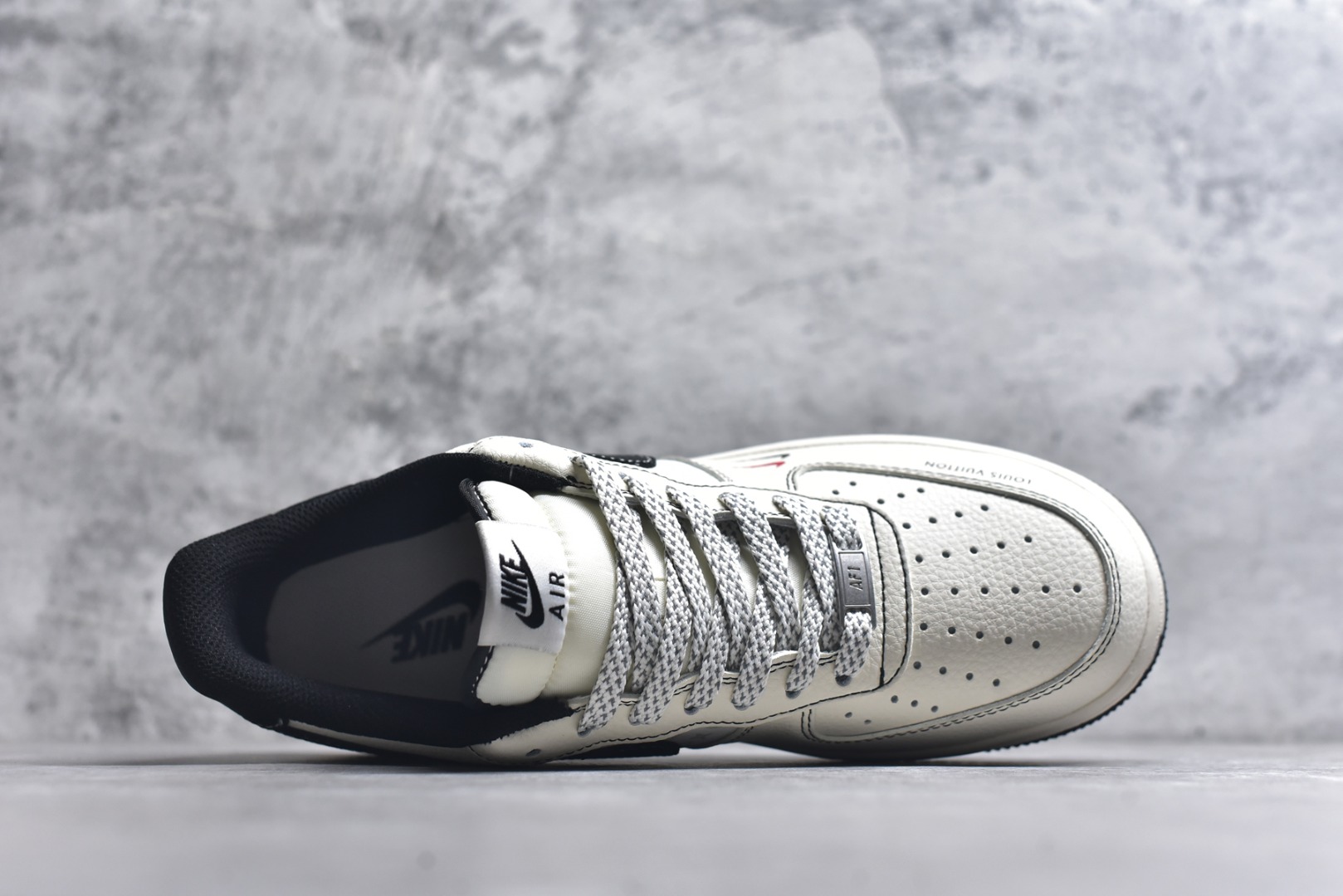 图片[4]-#海外爆款限量发售！公司级Nike Air Force 1 \’07 Low “LV联名——印花米黑红”空军一号 高端定制 低帮 运动鞋 休闲鞋 折边针车 工艺难度大 原楦头原纸板 原装鞋盒 定制五金配件 内置全掌气垫 原厂鞋底 货号：MZ9588-812 尺码：36 36.5 37.5 38 38.5 39 40 40.5 41 42 42.5 43 44 44.5 45-选品中心