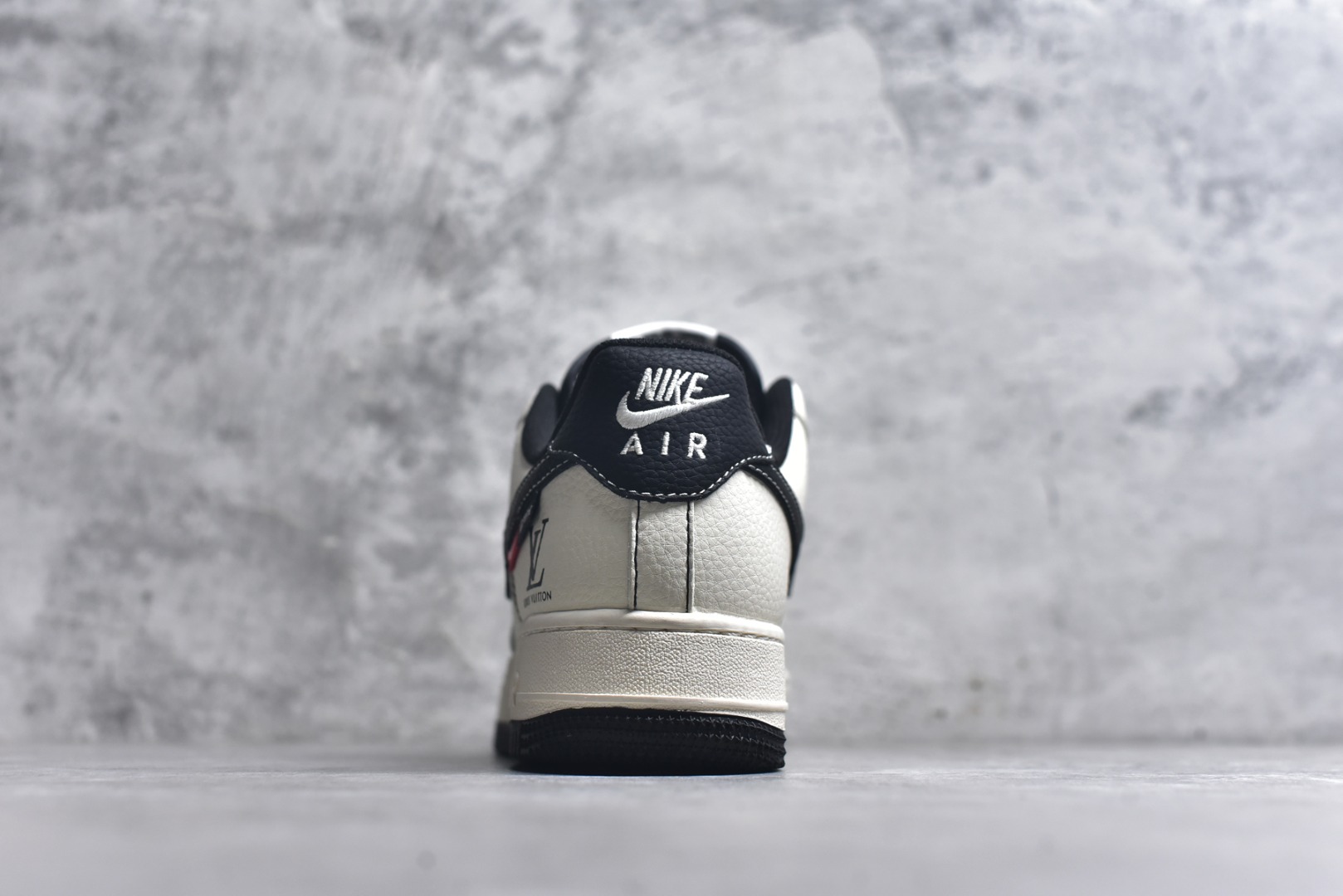 图片[5]-#海外爆款限量发售！公司级Nike Air Force 1 \’07 Low “LV联名——印花米黑红”空军一号 高端定制 低帮 运动鞋 休闲鞋 折边针车 工艺难度大 原楦头原纸板 原装鞋盒 定制五金配件 内置全掌气垫 原厂鞋底 货号：MZ9588-812 尺码：36 36.5 37.5 38 38.5 39 40 40.5 41 42 42.5 43 44 44.5 45-选品中心
