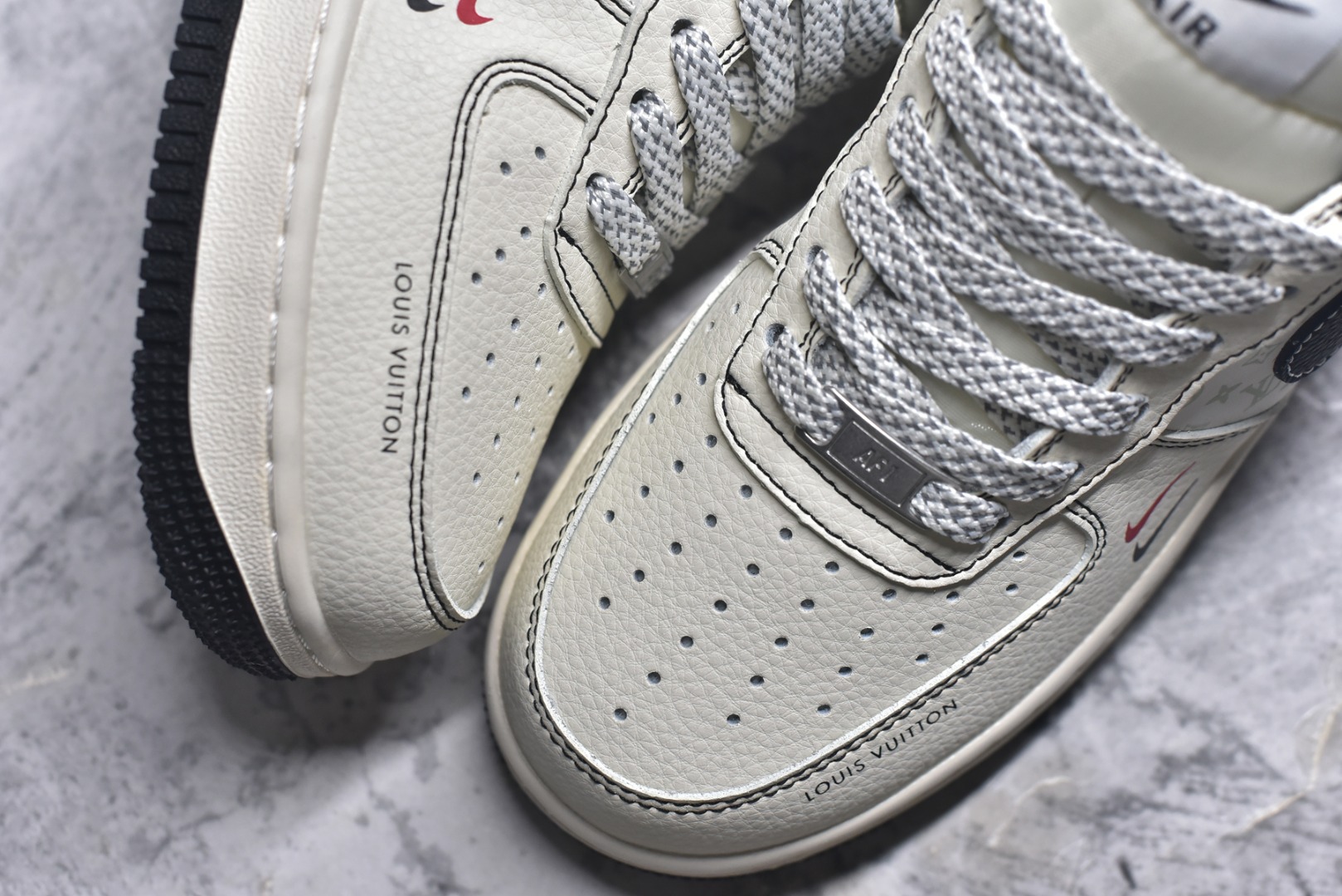 图片[8]-#海外爆款限量发售！公司级Nike Air Force 1 \’07 Low “LV联名——印花米黑红”空军一号 高端定制 低帮 运动鞋 休闲鞋 折边针车 工艺难度大 原楦头原纸板 原装鞋盒 定制五金配件 内置全掌气垫 原厂鞋底 货号：MZ9588-812 尺码：36 36.5 37.5 38 38.5 39 40 40.5 41 42 42.5 43 44 44.5 45-选品中心