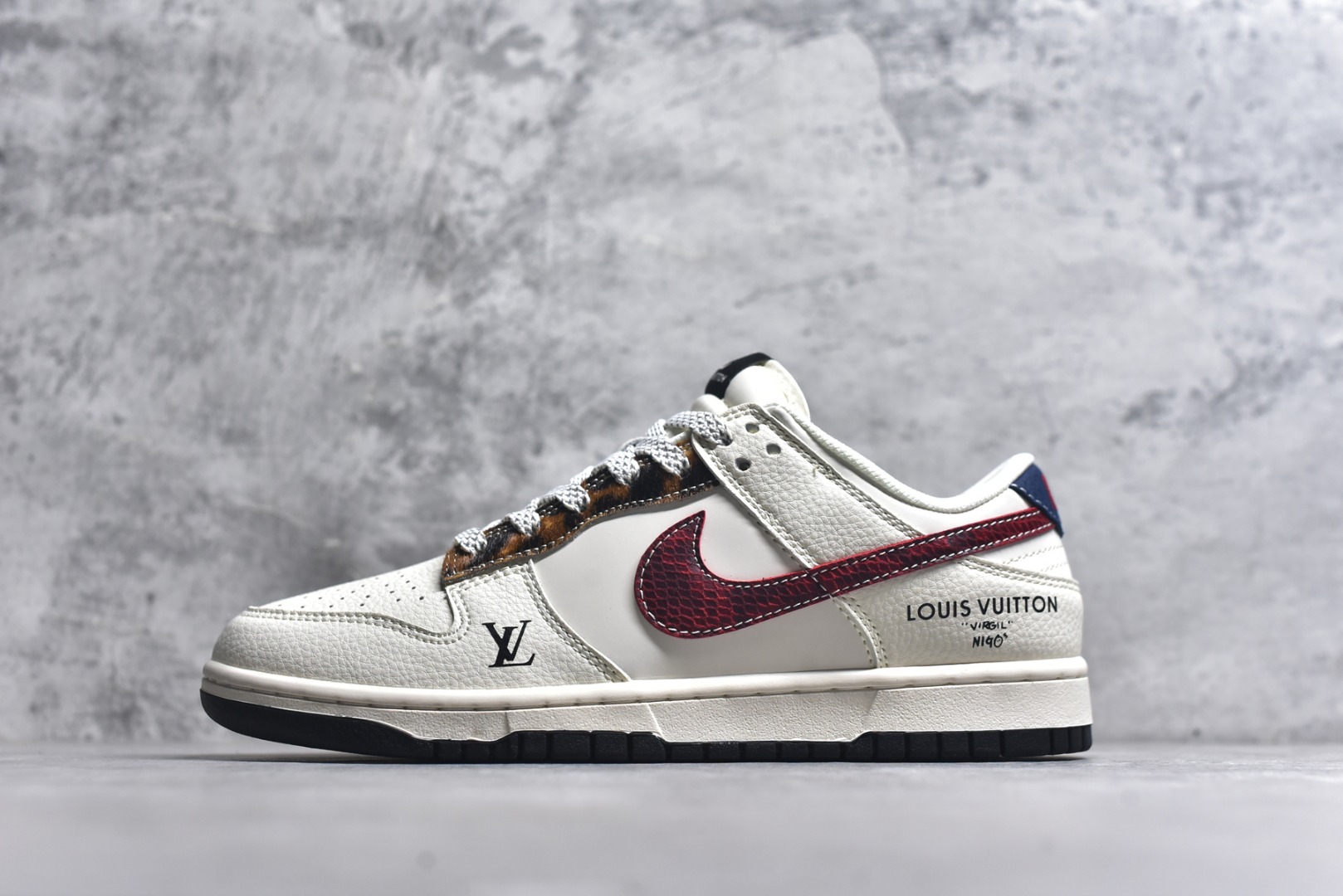 #海外爆款限量发售！Nike SB Dunk Low“LV联名——暗红勾” 周年高端定制 低帮休闲板鞋 定制鞋盒 大厂纯原品质出货 超高清洁度 皮料切割干净无任何毛边 细节完美 货号：XS6089-627 尺码：36 36.5 37.5 38 38.5 39 40 40.5 41 42 42.5 43 44 44.5 45-选品中心