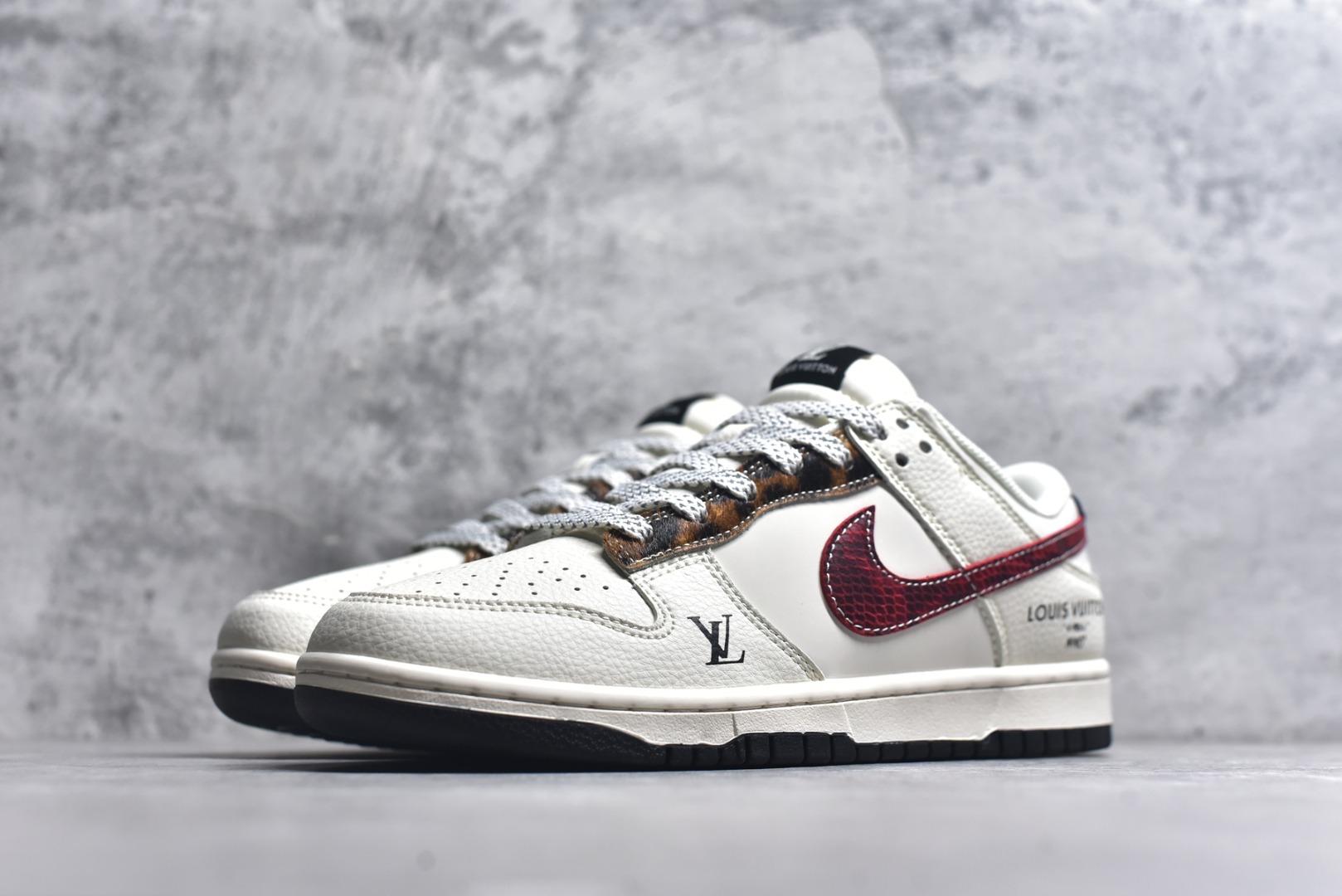 图片[2]-#海外爆款限量发售！Nike SB Dunk Low“LV联名——暗红勾” 周年高端定制 低帮休闲板鞋 定制鞋盒 大厂纯原品质出货 超高清洁度 皮料切割干净无任何毛边 细节完美 货号：XS6089-627 尺码：36 36.5 37.5 38 38.5 39 40 40.5 41 42 42.5 43 44 44.5 45-选品中心