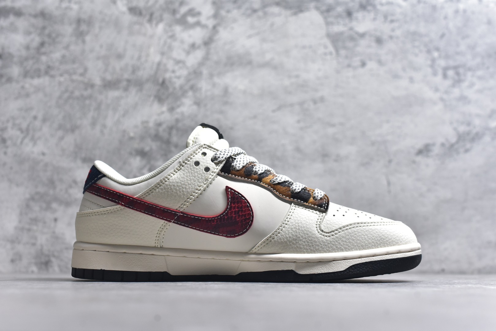 图片[3]-#海外爆款限量发售！Nike SB Dunk Low“LV联名——暗红勾” 周年高端定制 低帮休闲板鞋 定制鞋盒 大厂纯原品质出货 超高清洁度 皮料切割干净无任何毛边 细节完美 货号：XS6089-627 尺码：36 36.5 37.5 38 38.5 39 40 40.5 41 42 42.5 43 44 44.5 45-选品中心