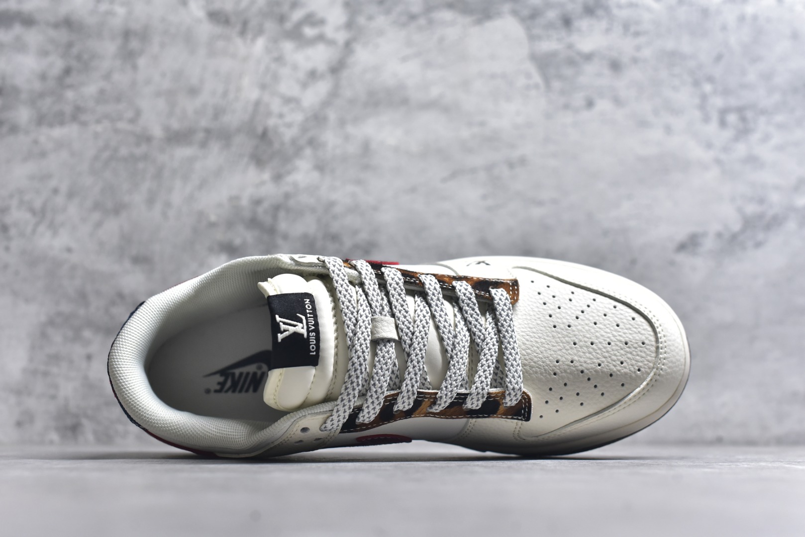 图片[4]-#海外爆款限量发售！Nike SB Dunk Low“LV联名——暗红勾” 周年高端定制 低帮休闲板鞋 定制鞋盒 大厂纯原品质出货 超高清洁度 皮料切割干净无任何毛边 细节完美 货号：XS6089-627 尺码：36 36.5 37.5 38 38.5 39 40 40.5 41 42 42.5 43 44 44.5 45-选品中心