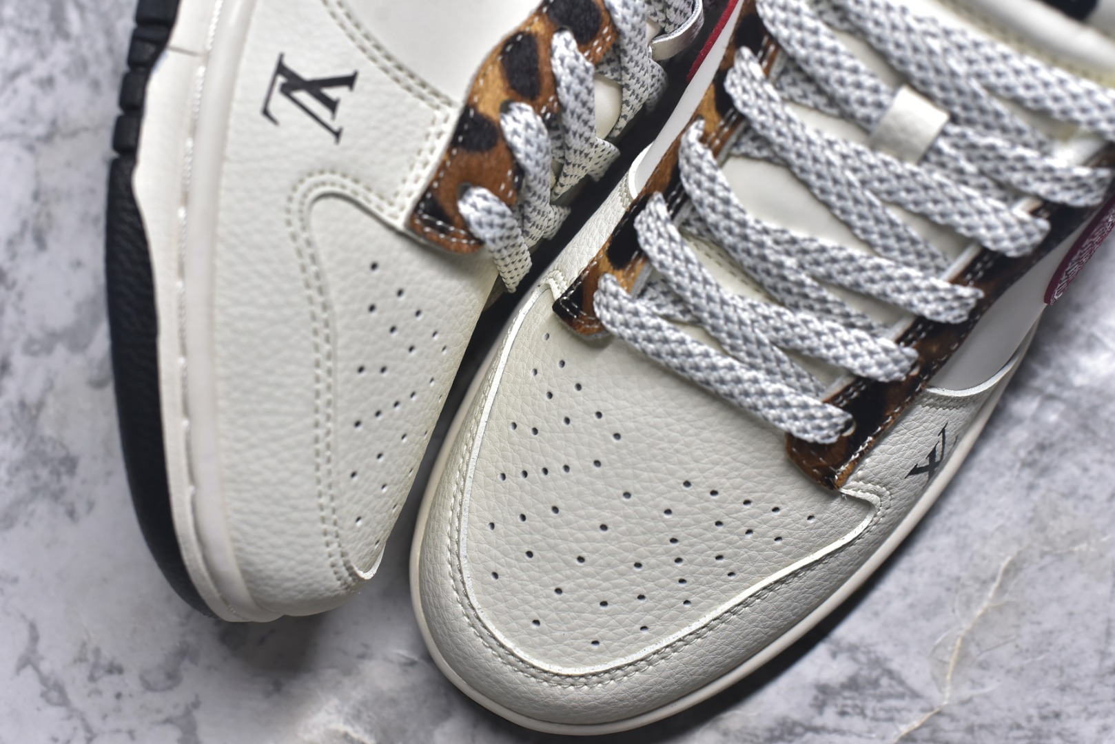 图片[8]-#海外爆款限量发售！Nike SB Dunk Low“LV联名——暗红勾” 周年高端定制 低帮休闲板鞋 定制鞋盒 大厂纯原品质出货 超高清洁度 皮料切割干净无任何毛边 细节完美 货号：XS6089-627 尺码：36 36.5 37.5 38 38.5 39 40 40.5 41 42 42.5 43 44 44.5 45-选品中心