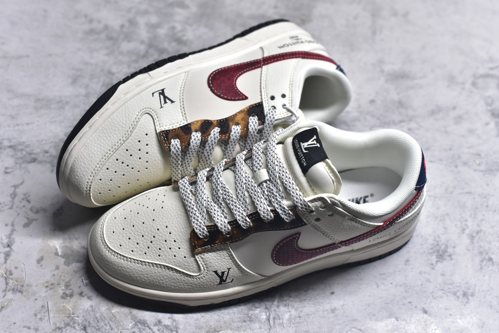 图片[7]-#海外爆款限量发售！Nike SB Dunk Low“LV联名——暗红勾” 周年高端定制 低帮休闲板鞋 定制鞋盒 大厂纯原品质出货 超高清洁度 皮料切割干净无任何毛边 细节完美 货号：XS6089-627 尺码：36 36.5 37.5 38 38.5 39 40 40.5 41 42 42.5 43 44 44.5 45-选品中心