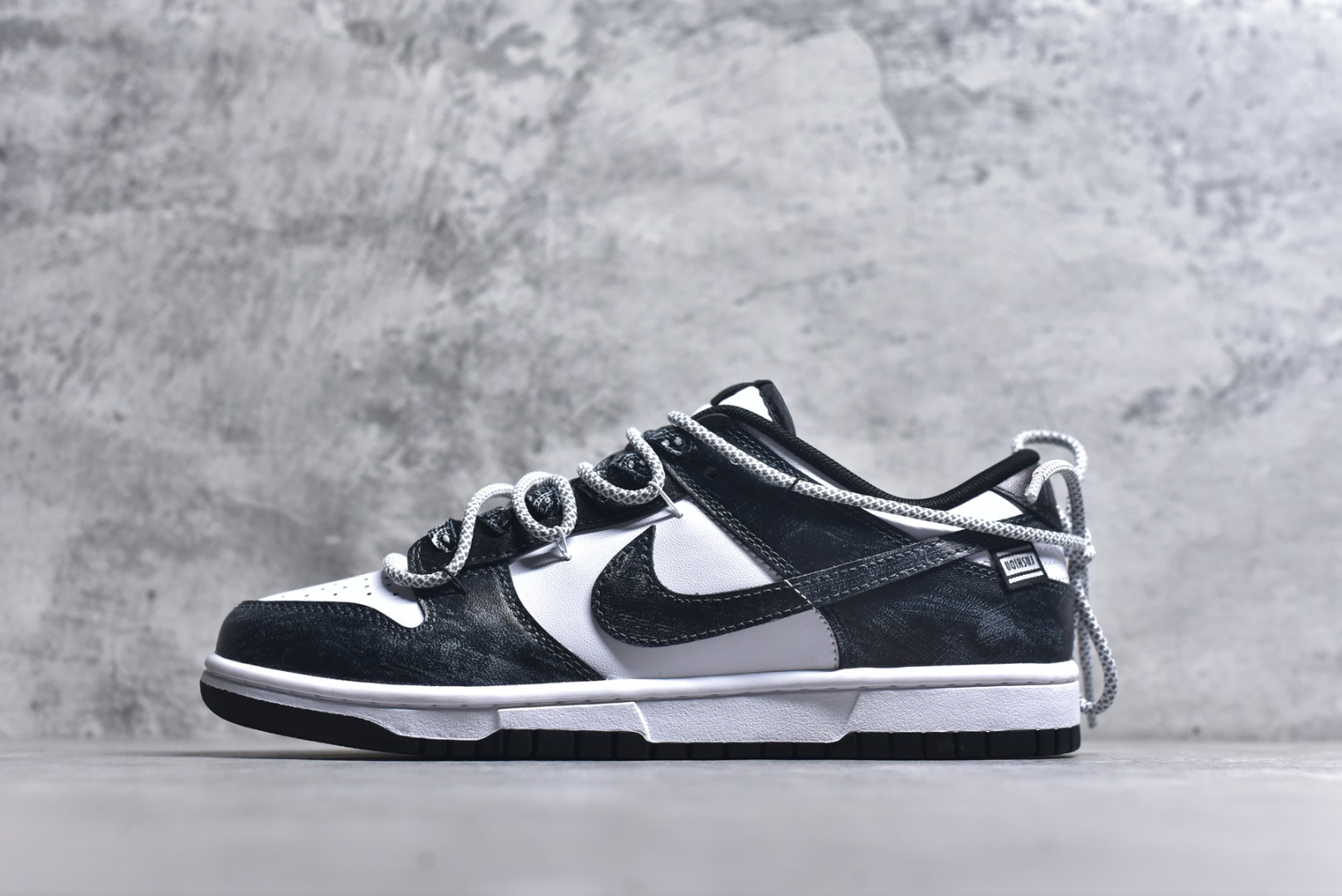 #Nike SB Dunk Low 绑带 周年高端定制 低帮休闲板鞋 HF5441-100 清夜扪心 #定制鞋盒 大厂纯原品质出货 超高清洁度 皮料切割干净无任何毛边 细节完美 尺码：40 40.5 41 42 42.5 43 44 44.5 45 46-选品中心