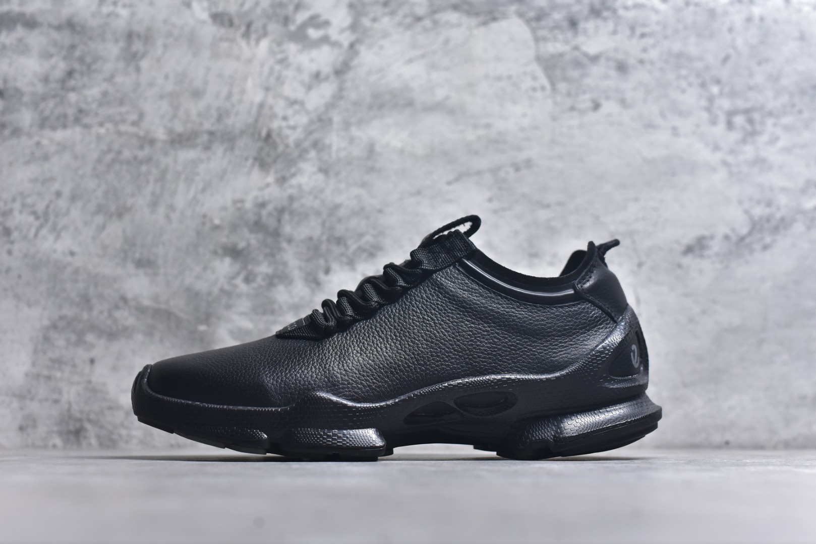 #ECCO爱步运动男鞋 25年新款百搭跑步健身鞋 健步BIOMC25周年全新款式 鞋面采用迪尼玛牛皮 轻盈柔韧耐磨 提供抗撕裂性能 自然律动科技 符合人体工学鞋楦 贴近足部形态 穿着更舒适 直接注塑工艺连接鞋面与鞋底 一体成型 合脚稳固 橡胶外底适应多种地形 抓地耐磨，稳定支撑 完美平衡颜值与性能 拓展穿搭可能性 都市探索 步履悠然 货号： 8004442135 尺码：40 41 42 43 44 （正常码）-选品中心