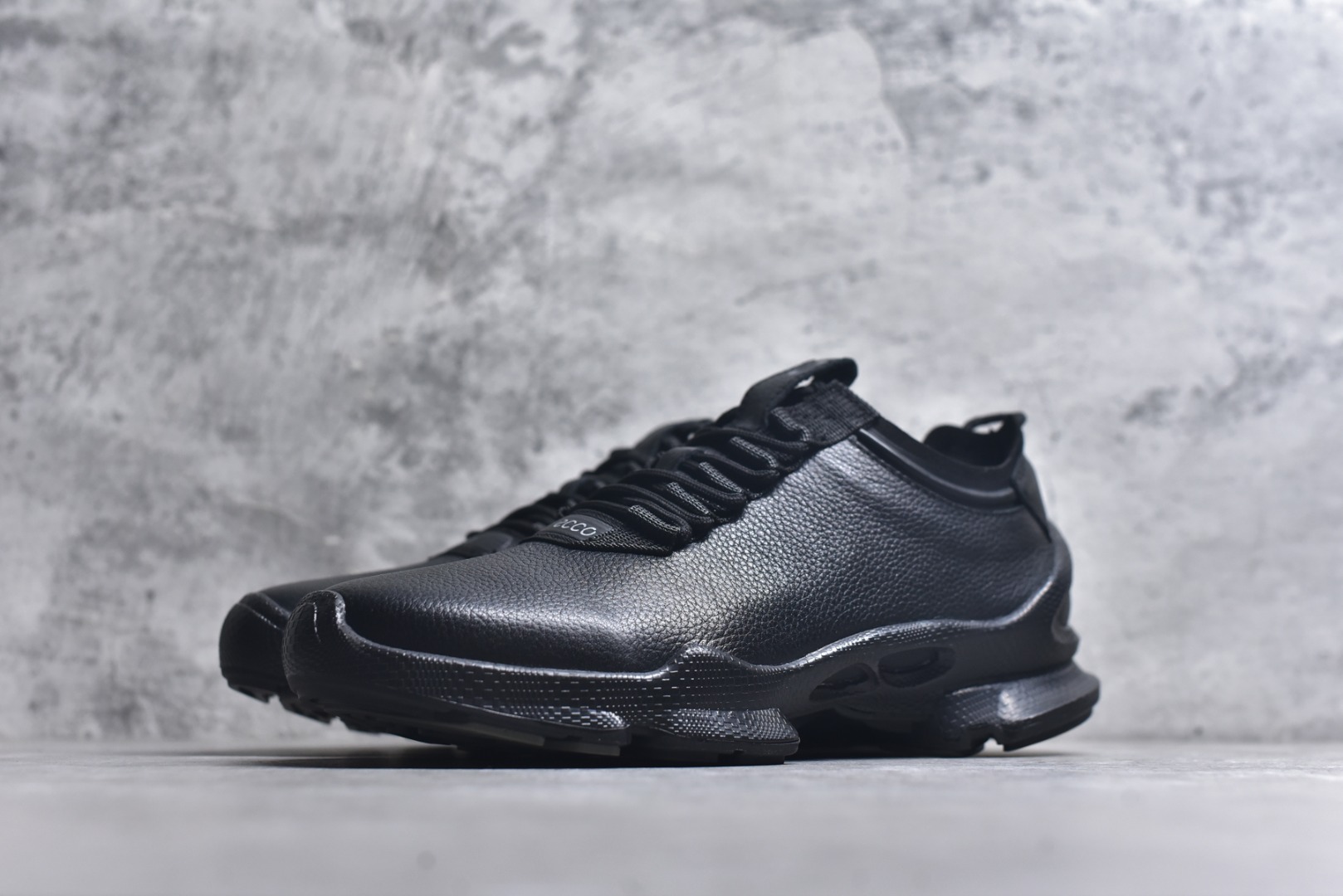 图片[2]-#ECCO爱步运动男鞋 25年新款百搭跑步健身鞋 健步BIOMC25周年全新款式 鞋面采用迪尼玛牛皮 轻盈柔韧耐磨 提供抗撕裂性能 自然律动科技 符合人体工学鞋楦 贴近足部形态 穿着更舒适 直接注塑工艺连接鞋面与鞋底 一体成型 合脚稳固 橡胶外底适应多种地形 抓地耐磨，稳定支撑 完美平衡颜值与性能 拓展穿搭可能性 都市探索 步履悠然 货号： 8004442135 尺码：40 41 42 43 44 （正常码）-选品中心