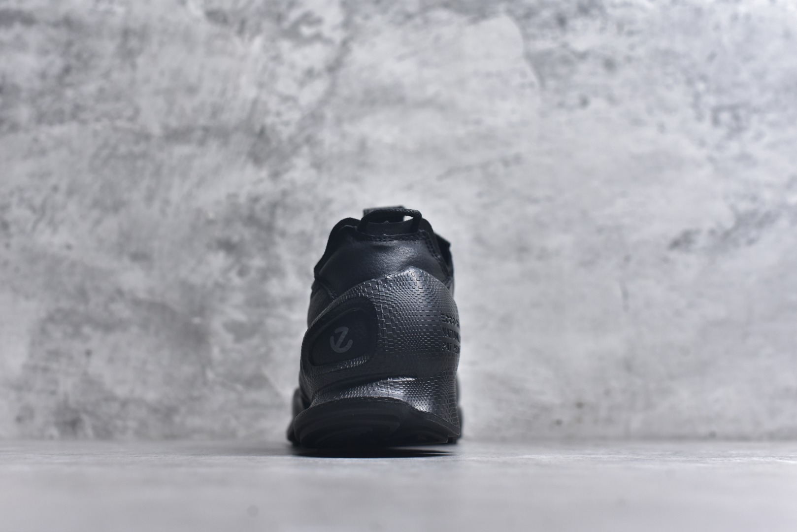 图片[5]-#ECCO爱步运动男鞋 25年新款百搭跑步健身鞋 健步BIOMC25周年全新款式 鞋面采用迪尼玛牛皮 轻盈柔韧耐磨 提供抗撕裂性能 自然律动科技 符合人体工学鞋楦 贴近足部形态 穿着更舒适 直接注塑工艺连接鞋面与鞋底 一体成型 合脚稳固 橡胶外底适应多种地形 抓地耐磨，稳定支撑 完美平衡颜值与性能 拓展穿搭可能性 都市探索 步履悠然 货号： 8004442135 尺码：40 41 42 43 44 （正常码）-选品中心