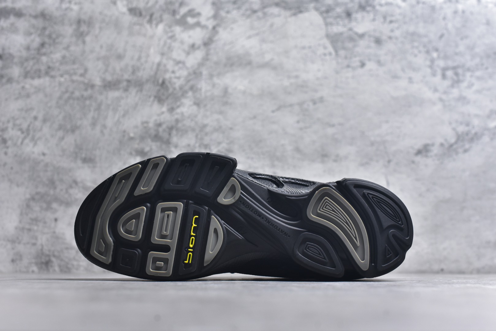 图片[6]-#ECCO爱步运动男鞋 25年新款百搭跑步健身鞋 健步BIOMC25周年全新款式 鞋面采用迪尼玛牛皮 轻盈柔韧耐磨 提供抗撕裂性能 自然律动科技 符合人体工学鞋楦 贴近足部形态 穿着更舒适 直接注塑工艺连接鞋面与鞋底 一体成型 合脚稳固 橡胶外底适应多种地形 抓地耐磨，稳定支撑 完美平衡颜值与性能 拓展穿搭可能性 都市探索 步履悠然 货号： 8004442135 尺码：40 41 42 43 44 （正常码）-选品中心