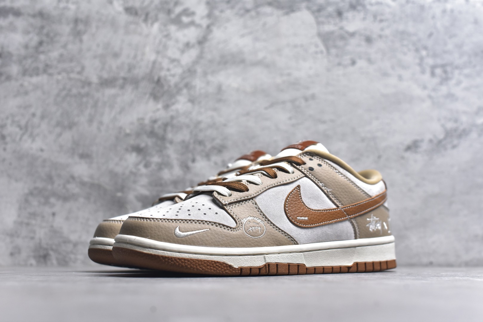 图片[2]-#Nike SB Dunk 斯图西 LV 三方联名——卡其棕 高端定制 低帮休闲板鞋 定制鞋盒 大厂纯原品质出货 超高清洁度 高级麂皮 皮料切割干净无任何毛边 细节完美 货号：SG6688-005 尺码：36 36.5 37.5 38 38.5 39 40 40.5 41 42 42.5 43 44 44.5 45-选品中心