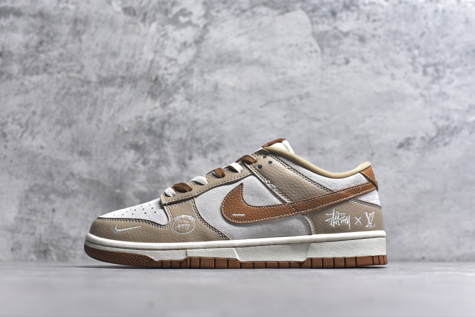 #Nike SB Dunk 斯图西 LV 三方联名——卡其棕 高端定制 低帮休闲板鞋 定制鞋盒 大厂纯原品质出货 超高清洁度 高级麂皮 皮料切割干净无任何毛边 细节完美 货号：SG6688-005 尺码：36 36.5 37.5 38 38.5 39 40 40.5 41 42 42.5 43 44 44.5 45-选品中心