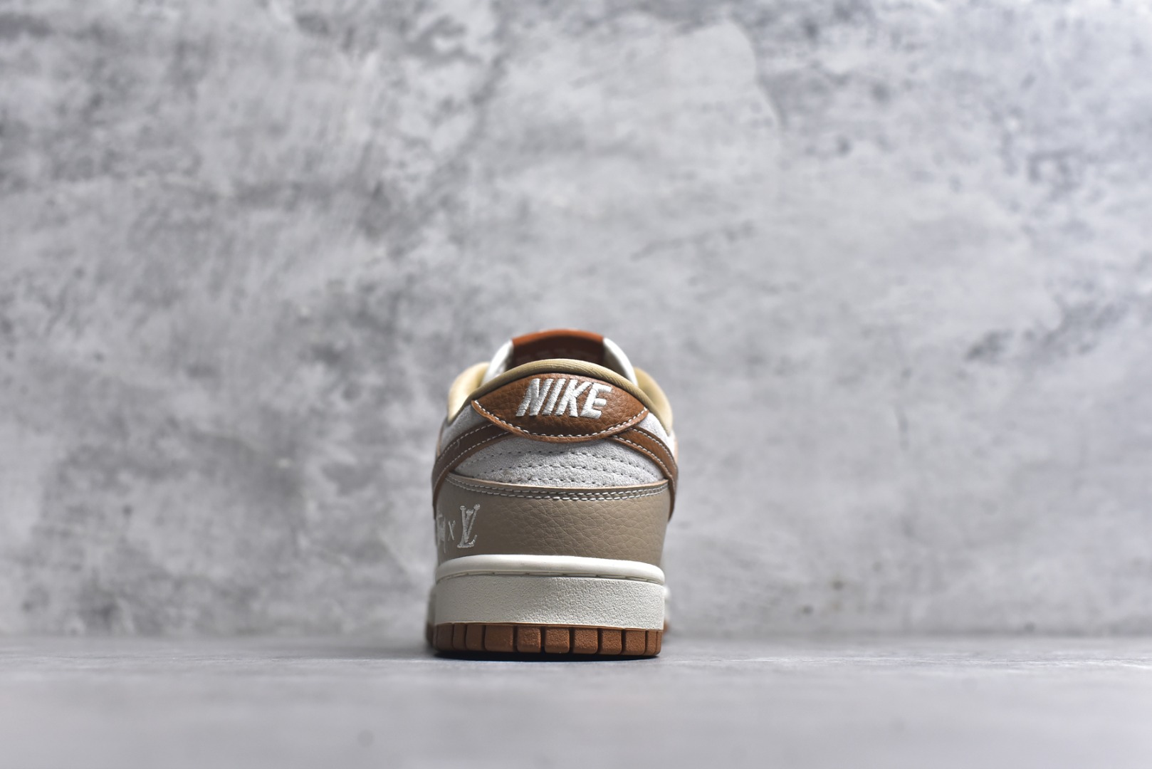 图片[5]-#Nike SB Dunk 斯图西 LV 三方联名——卡其棕 高端定制 低帮休闲板鞋 定制鞋盒 大厂纯原品质出货 超高清洁度 高级麂皮 皮料切割干净无任何毛边 细节完美 货号：SG6688-005 尺码：36 36.5 37.5 38 38.5 39 40 40.5 41 42 42.5 43 44 44.5 45-选品中心