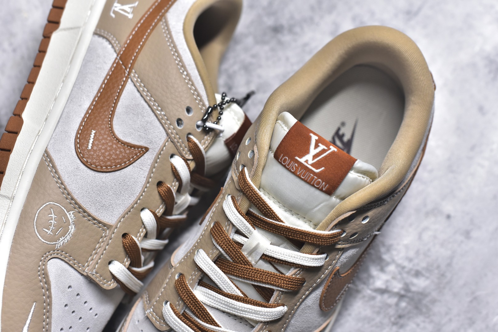 图片[9]-#Nike SB Dunk 斯图西 LV 三方联名——卡其棕 高端定制 低帮休闲板鞋 定制鞋盒 大厂纯原品质出货 超高清洁度 高级麂皮 皮料切割干净无任何毛边 细节完美 货号：SG6688-005 尺码：36 36.5 37.5 38 38.5 39 40 40.5 41 42 42.5 43 44 44.5 45-选品中心