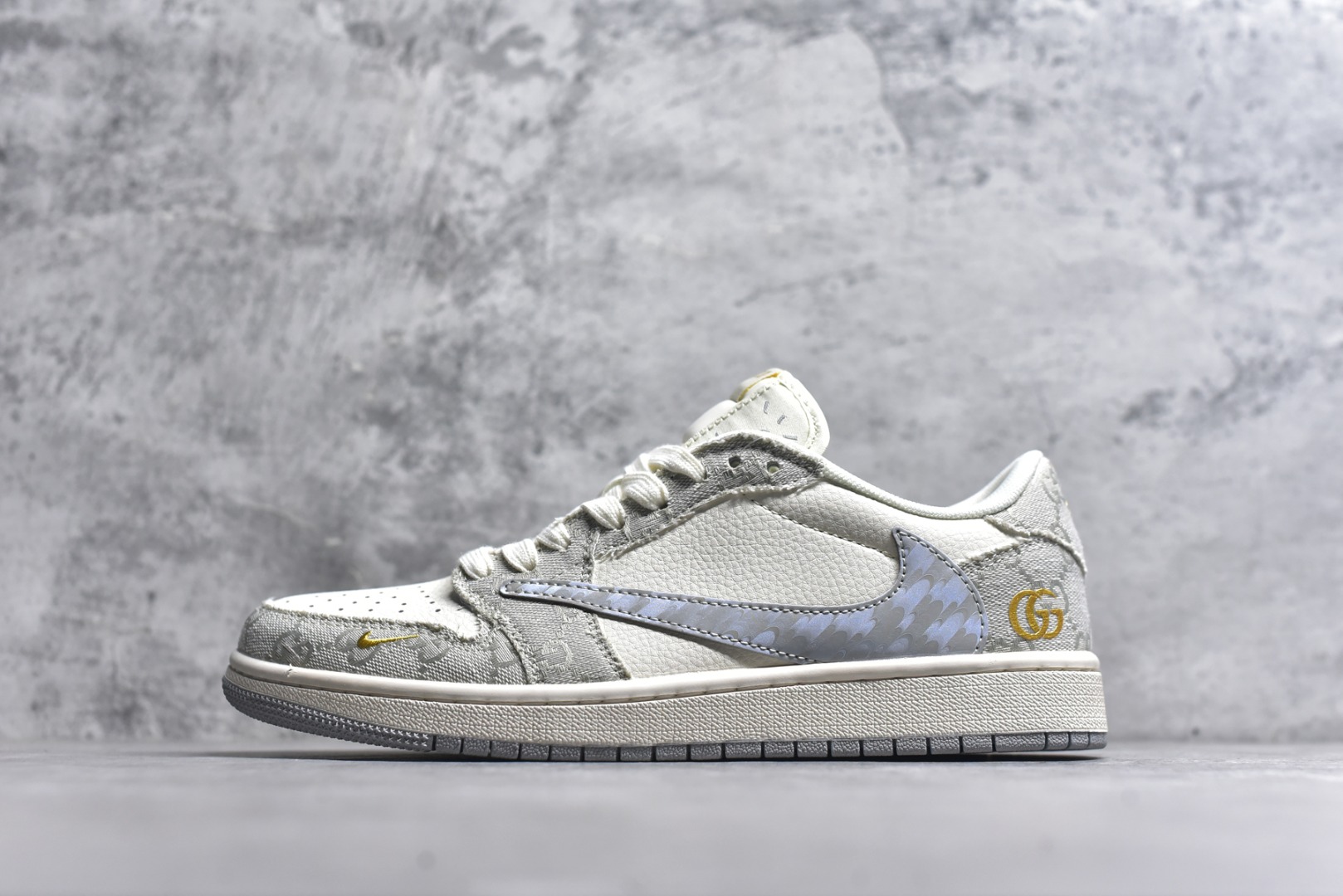 #海外爆款限量发售！Travis Scott x Fragment Design x Jordan Air Jordan 1 Low OG SP “古驰联名——烟灰帆布” 多方联名合作融合了Travi翻毛蓝勾s Scott 独特的音乐风格，藤原浩个性的设计风格以及Jordan品牌的经典元素 使其成为一双具有独特身份和价值的鞋子 清新而立体的外观加上联名标识更突出了其独特身份 这种配色方案显示出活力和时尚感 在视觉上引人注目 鞋身的质感和细腻的细节处理使其显得高端而格调十足 这款“倒钩”联名是设计与创意完美结合 融合多方的个性风格是一款备受瞩目的潮流鞋款 低帮休闲板鞋 定制鞋盒 大厂纯原品质出货 超高清洁度 皮料切割干净无任何毛边 细节完美 货号：XS7089-604 尺码：36 36.5 37.5 38 38.5 39 40 40.5 41 42 42.5 43 44 44.5 45-选品中心