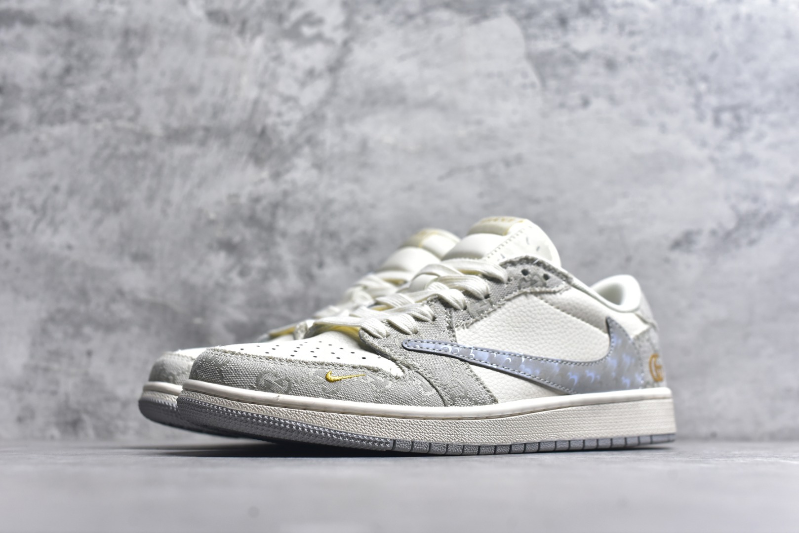 图片[2]-#海外爆款限量发售！Travis Scott x Fragment Design x Jordan Air Jordan 1 Low OG SP “古驰联名——烟灰帆布” 多方联名合作融合了Travi翻毛蓝勾s Scott 独特的音乐风格，藤原浩个性的设计风格以及Jordan品牌的经典元素 使其成为一双具有独特身份和价值的鞋子 清新而立体的外观加上联名标识更突出了其独特身份 这种配色方案显示出活力和时尚感 在视觉上引人注目 鞋身的质感和细腻的细节处理使其显得高端而格调十足 这款“倒钩”联名是设计与创意完美结合 融合多方的个性风格是一款备受瞩目的潮流鞋款 低帮休闲板鞋 定制鞋盒 大厂纯原品质出货 超高清洁度 皮料切割干净无任何毛边 细节完美 货号：XS7089-604 尺码：36 36.5 37.5 38 38.5 39 40 40.5 41 42 42.5 43 44 44.5 45-选品中心