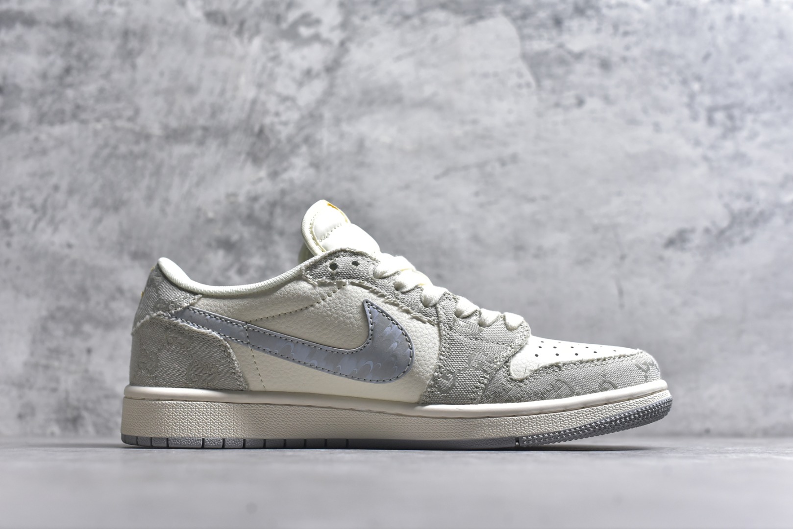 图片[3]-#海外爆款限量发售！Travis Scott x Fragment Design x Jordan Air Jordan 1 Low OG SP “古驰联名——烟灰帆布” 多方联名合作融合了Travi翻毛蓝勾s Scott 独特的音乐风格，藤原浩个性的设计风格以及Jordan品牌的经典元素 使其成为一双具有独特身份和价值的鞋子 清新而立体的外观加上联名标识更突出了其独特身份 这种配色方案显示出活力和时尚感 在视觉上引人注目 鞋身的质感和细腻的细节处理使其显得高端而格调十足 这款“倒钩”联名是设计与创意完美结合 融合多方的个性风格是一款备受瞩目的潮流鞋款 低帮休闲板鞋 定制鞋盒 大厂纯原品质出货 超高清洁度 皮料切割干净无任何毛边 细节完美 货号：XS7089-604 尺码：36 36.5 37.5 38 38.5 39 40 40.5 41 42 42.5 43 44 44.5 45-选品中心