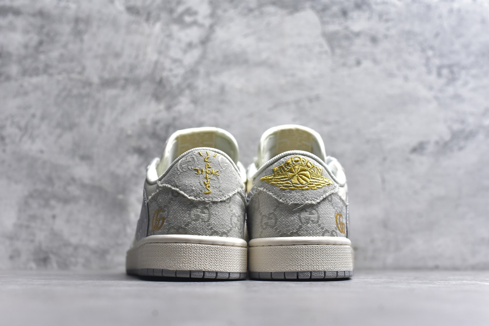 图片[5]-#海外爆款限量发售！Travis Scott x Fragment Design x Jordan Air Jordan 1 Low OG SP “古驰联名——烟灰帆布” 多方联名合作融合了Travi翻毛蓝勾s Scott 独特的音乐风格，藤原浩个性的设计风格以及Jordan品牌的经典元素 使其成为一双具有独特身份和价值的鞋子 清新而立体的外观加上联名标识更突出了其独特身份 这种配色方案显示出活力和时尚感 在视觉上引人注目 鞋身的质感和细腻的细节处理使其显得高端而格调十足 这款“倒钩”联名是设计与创意完美结合 融合多方的个性风格是一款备受瞩目的潮流鞋款 低帮休闲板鞋 定制鞋盒 大厂纯原品质出货 超高清洁度 皮料切割干净无任何毛边 细节完美 货号：XS7089-604 尺码：36 36.5 37.5 38 38.5 39 40 40.5 41 42 42.5 43 44 44.5 45-选品中心