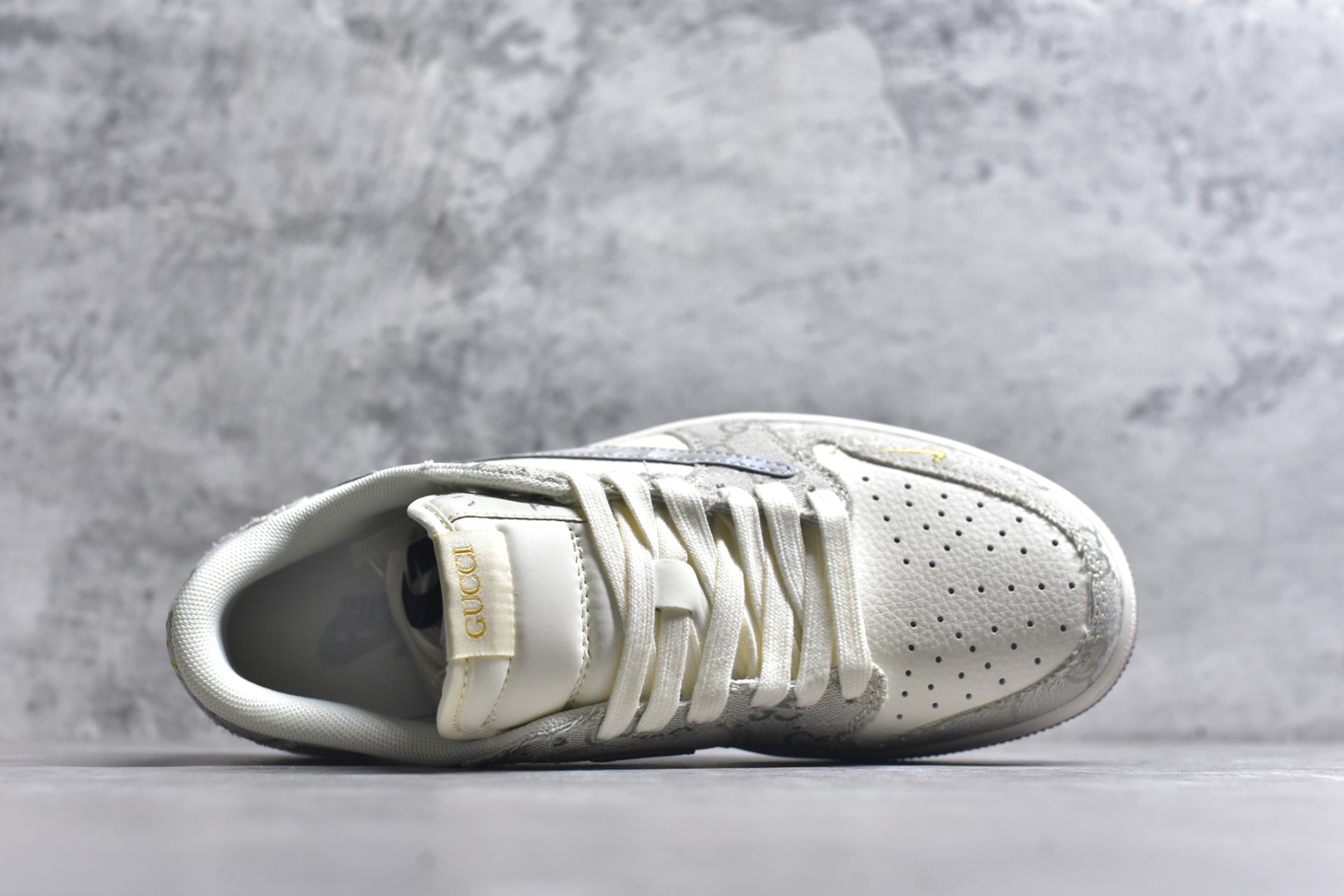 图片[4]-#海外爆款限量发售！Travis Scott x Fragment Design x Jordan Air Jordan 1 Low OG SP “古驰联名——烟灰帆布” 多方联名合作融合了Travi翻毛蓝勾s Scott 独特的音乐风格，藤原浩个性的设计风格以及Jordan品牌的经典元素 使其成为一双具有独特身份和价值的鞋子 清新而立体的外观加上联名标识更突出了其独特身份 这种配色方案显示出活力和时尚感 在视觉上引人注目 鞋身的质感和细腻的细节处理使其显得高端而格调十足 这款“倒钩”联名是设计与创意完美结合 融合多方的个性风格是一款备受瞩目的潮流鞋款 低帮休闲板鞋 定制鞋盒 大厂纯原品质出货 超高清洁度 皮料切割干净无任何毛边 细节完美 货号：XS7089-604 尺码：36 36.5 37.5 38 38.5 39 40 40.5 41 42 42.5 43 44 44.5 45-选品中心