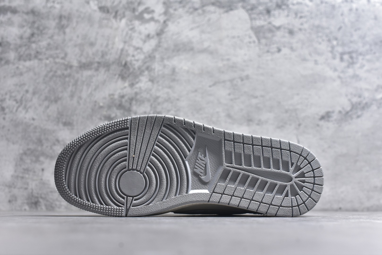 图片[6]-#海外爆款限量发售！Travis Scott x Fragment Design x Jordan Air Jordan 1 Low OG SP “古驰联名——烟灰帆布” 多方联名合作融合了Travi翻毛蓝勾s Scott 独特的音乐风格，藤原浩个性的设计风格以及Jordan品牌的经典元素 使其成为一双具有独特身份和价值的鞋子 清新而立体的外观加上联名标识更突出了其独特身份 这种配色方案显示出活力和时尚感 在视觉上引人注目 鞋身的质感和细腻的细节处理使其显得高端而格调十足 这款“倒钩”联名是设计与创意完美结合 融合多方的个性风格是一款备受瞩目的潮流鞋款 低帮休闲板鞋 定制鞋盒 大厂纯原品质出货 超高清洁度 皮料切割干净无任何毛边 细节完美 货号：XS7089-604 尺码：36 36.5 37.5 38 38.5 39 40 40.5 41 42 42.5 43 44 44.5 45-选品中心