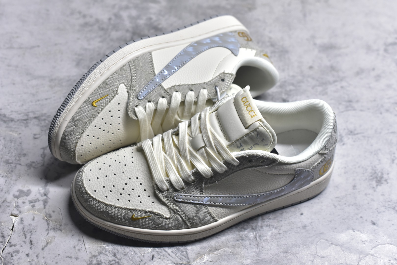 图片[7]-#海外爆款限量发售！Travis Scott x Fragment Design x Jordan Air Jordan 1 Low OG SP “古驰联名——烟灰帆布” 多方联名合作融合了Travi翻毛蓝勾s Scott 独特的音乐风格，藤原浩个性的设计风格以及Jordan品牌的经典元素 使其成为一双具有独特身份和价值的鞋子 清新而立体的外观加上联名标识更突出了其独特身份 这种配色方案显示出活力和时尚感 在视觉上引人注目 鞋身的质感和细腻的细节处理使其显得高端而格调十足 这款“倒钩”联名是设计与创意完美结合 融合多方的个性风格是一款备受瞩目的潮流鞋款 低帮休闲板鞋 定制鞋盒 大厂纯原品质出货 超高清洁度 皮料切割干净无任何毛边 细节完美 货号：XS7089-604 尺码：36 36.5 37.5 38 38.5 39 40 40.5 41 42 42.5 43 44 44.5 45-选品中心