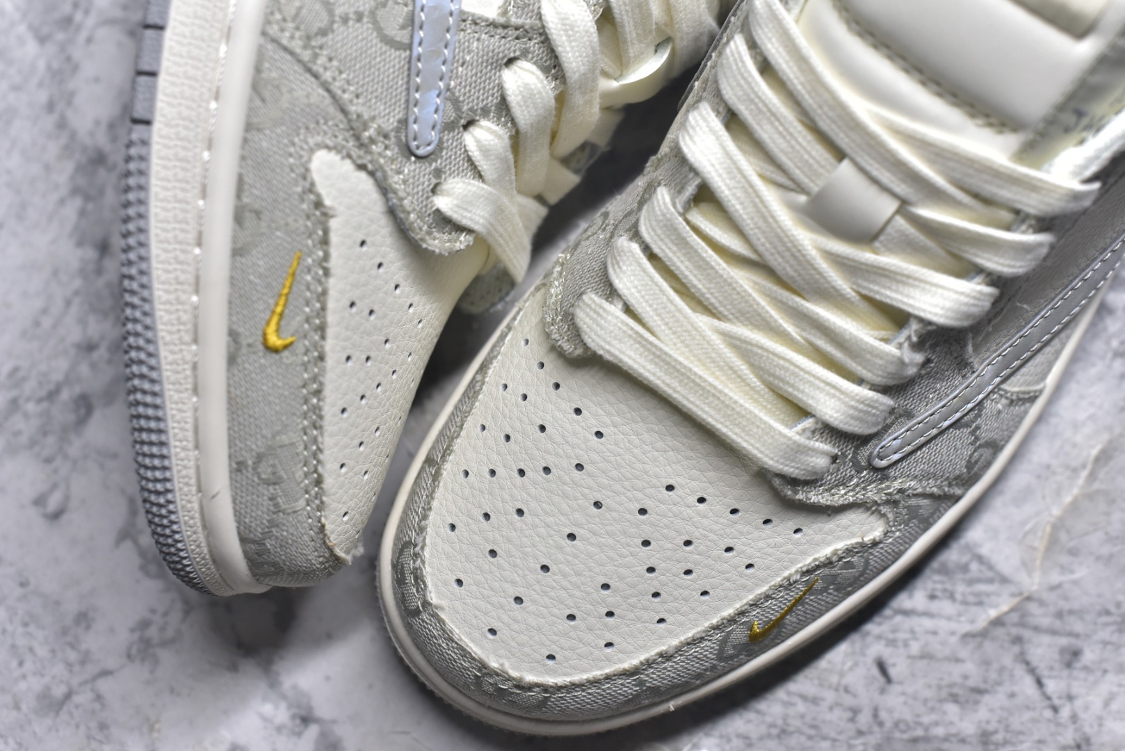 图片[8]-#海外爆款限量发售！Travis Scott x Fragment Design x Jordan Air Jordan 1 Low OG SP “古驰联名——烟灰帆布” 多方联名合作融合了Travi翻毛蓝勾s Scott 独特的音乐风格，藤原浩个性的设计风格以及Jordan品牌的经典元素 使其成为一双具有独特身份和价值的鞋子 清新而立体的外观加上联名标识更突出了其独特身份 这种配色方案显示出活力和时尚感 在视觉上引人注目 鞋身的质感和细腻的细节处理使其显得高端而格调十足 这款“倒钩”联名是设计与创意完美结合 融合多方的个性风格是一款备受瞩目的潮流鞋款 低帮休闲板鞋 定制鞋盒 大厂纯原品质出货 超高清洁度 皮料切割干净无任何毛边 细节完美 货号：XS7089-604 尺码：36 36.5 37.5 38 38.5 39 40 40.5 41 42 42.5 43 44 44.5 45-选品中心