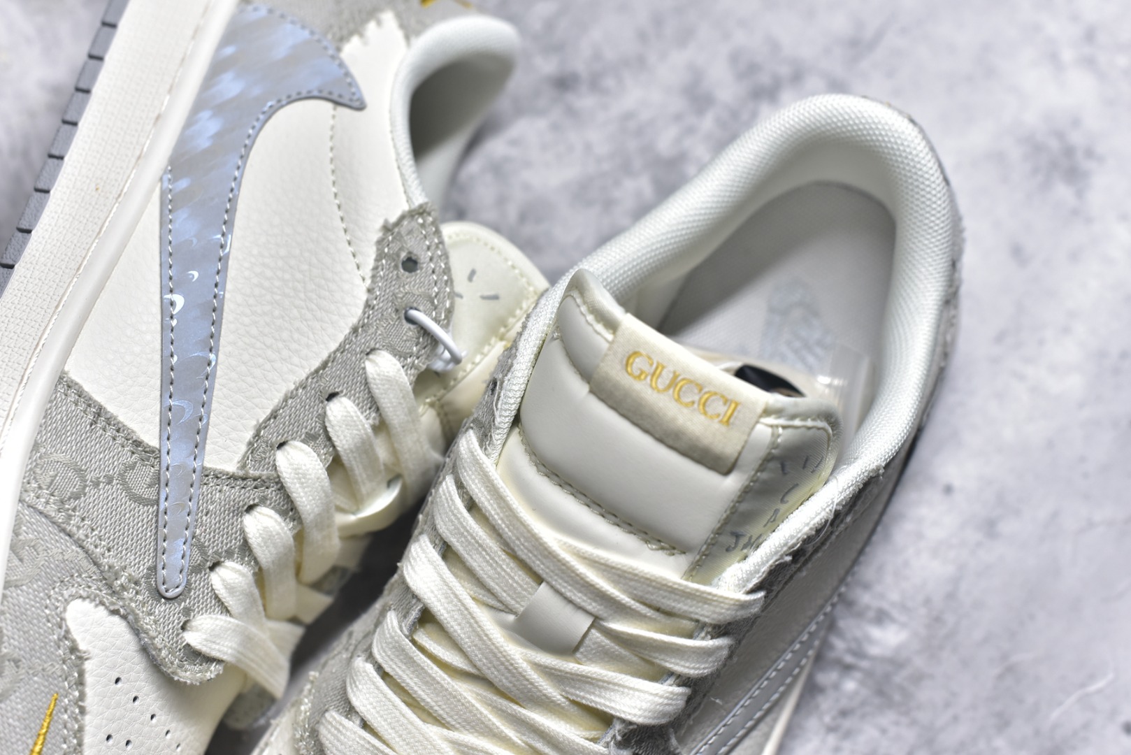 图片[9]-#海外爆款限量发售！Travis Scott x Fragment Design x Jordan Air Jordan 1 Low OG SP “古驰联名——烟灰帆布” 多方联名合作融合了Travi翻毛蓝勾s Scott 独特的音乐风格，藤原浩个性的设计风格以及Jordan品牌的经典元素 使其成为一双具有独特身份和价值的鞋子 清新而立体的外观加上联名标识更突出了其独特身份 这种配色方案显示出活力和时尚感 在视觉上引人注目 鞋身的质感和细腻的细节处理使其显得高端而格调十足 这款“倒钩”联名是设计与创意完美结合 融合多方的个性风格是一款备受瞩目的潮流鞋款 低帮休闲板鞋 定制鞋盒 大厂纯原品质出货 超高清洁度 皮料切割干净无任何毛边 细节完美 货号：XS7089-604 尺码：36 36.5 37.5 38 38.5 39 40 40.5 41 42 42.5 43 44 44.5 45-选品中心