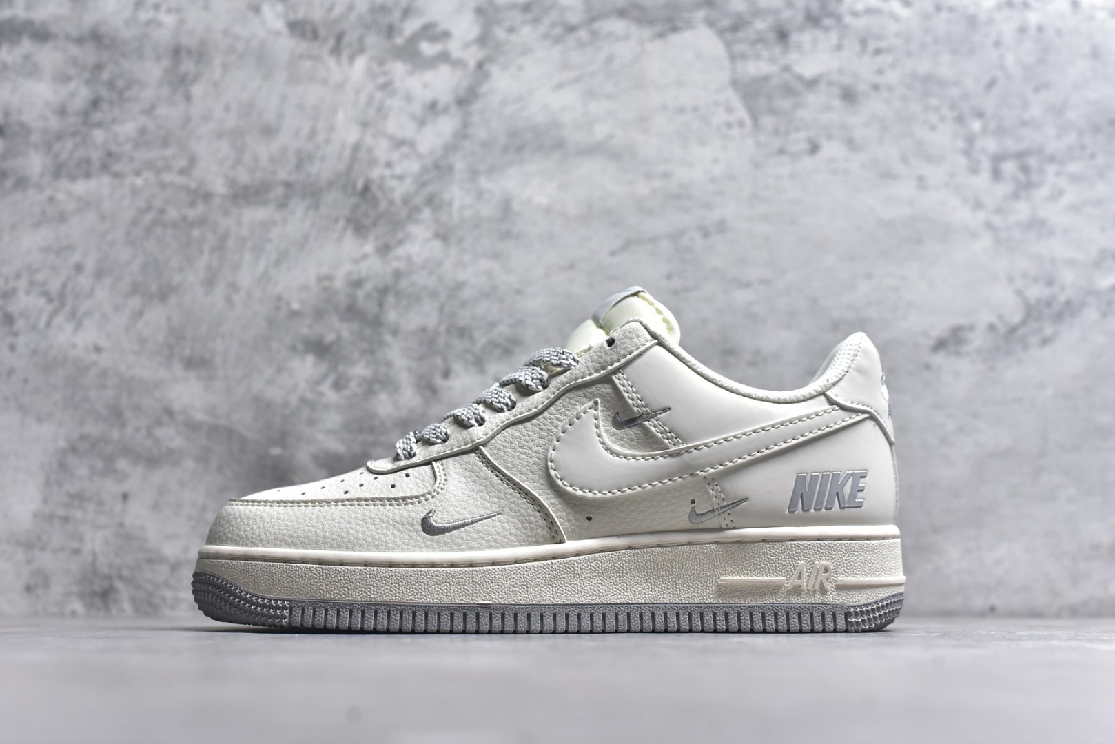 #海外限量发售！公司级NIke Air Force 1 \'07 Low “NIKE——米灰满天星”空军一号 低帮 运动鞋 休闲鞋 折边针车 工艺难度大 原楦头原纸板 原装鞋盒 定制五金配件 内置全掌气垫 原厂鞋底 货号：XX3168-185 尺码：36 36.5 37.5 38 38.5 39 40 40.5 41 42 42.5 43 44 44.5 45-选品中心