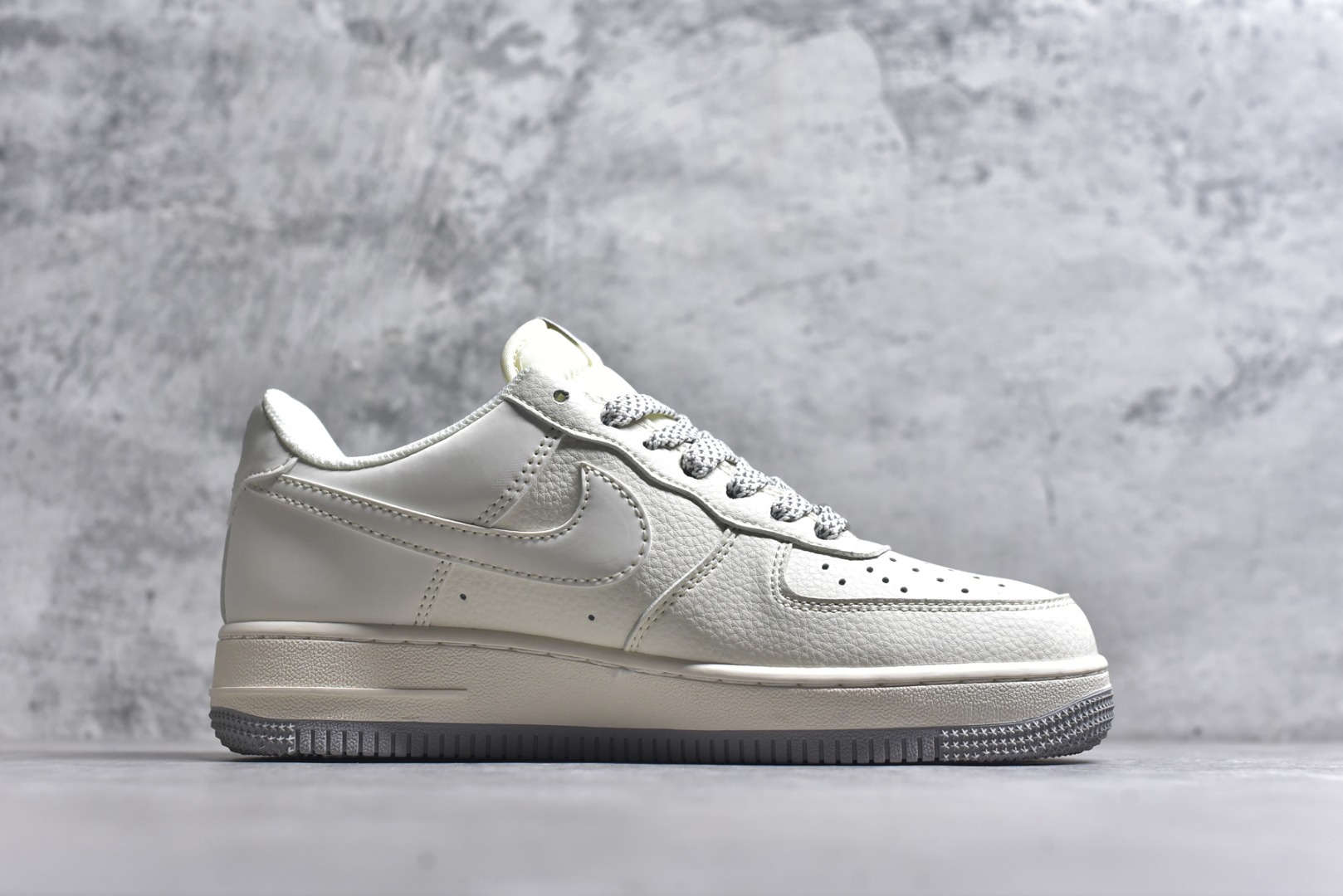 图片[3]-#海外限量发售！公司级NIke Air Force 1 \’07 Low “NIKE——米灰满天星”空军一号 低帮 运动鞋 休闲鞋 折边针车 工艺难度大 原楦头原纸板 原装鞋盒 定制五金配件 内置全掌气垫 原厂鞋底 货号：XX3168-185 尺码：36 36.5 37.5 38 38.5 39 40 40.5 41 42 42.5 43 44 44.5 45-选品中心