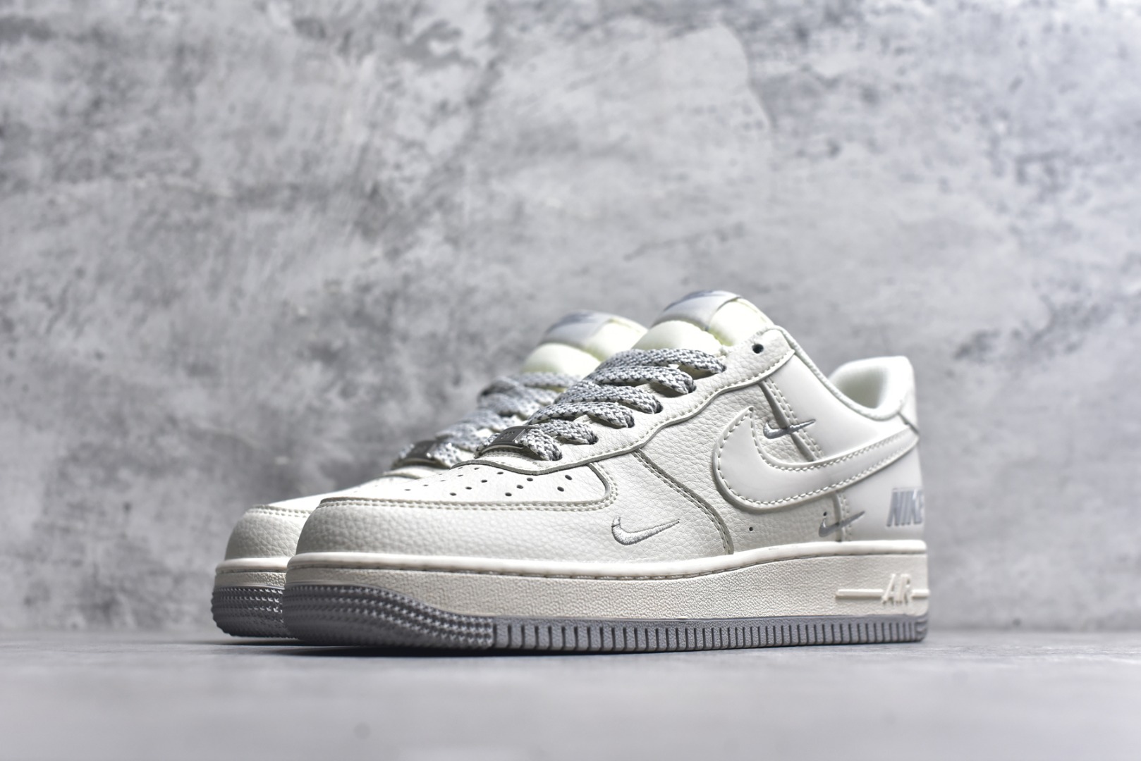 图片[2]-#海外限量发售！公司级NIke Air Force 1 \’07 Low “NIKE——米灰满天星”空军一号 低帮 运动鞋 休闲鞋 折边针车 工艺难度大 原楦头原纸板 原装鞋盒 定制五金配件 内置全掌气垫 原厂鞋底 货号：XX3168-185 尺码：36 36.5 37.5 38 38.5 39 40 40.5 41 42 42.5 43 44 44.5 45-选品中心