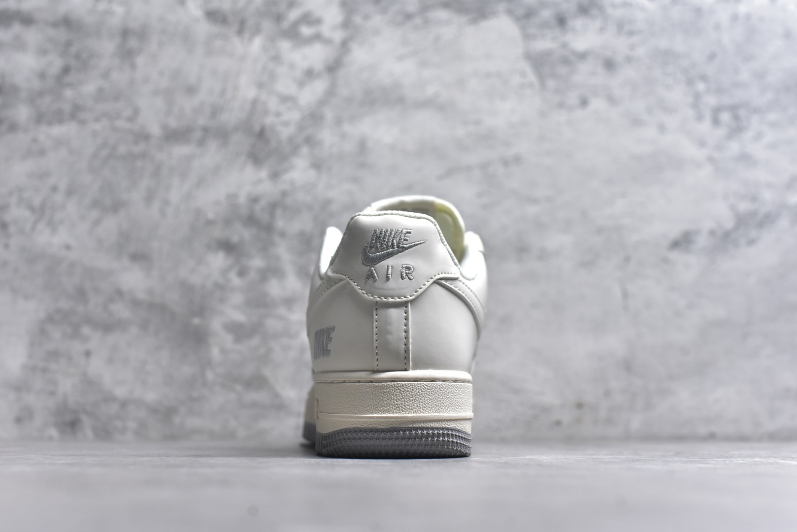 图片[5]-#海外限量发售！公司级NIke Air Force 1 \’07 Low “NIKE——米灰满天星”空军一号 低帮 运动鞋 休闲鞋 折边针车 工艺难度大 原楦头原纸板 原装鞋盒 定制五金配件 内置全掌气垫 原厂鞋底 货号：XX3168-185 尺码：36 36.5 37.5 38 38.5 39 40 40.5 41 42 42.5 43 44 44.5 45-选品中心