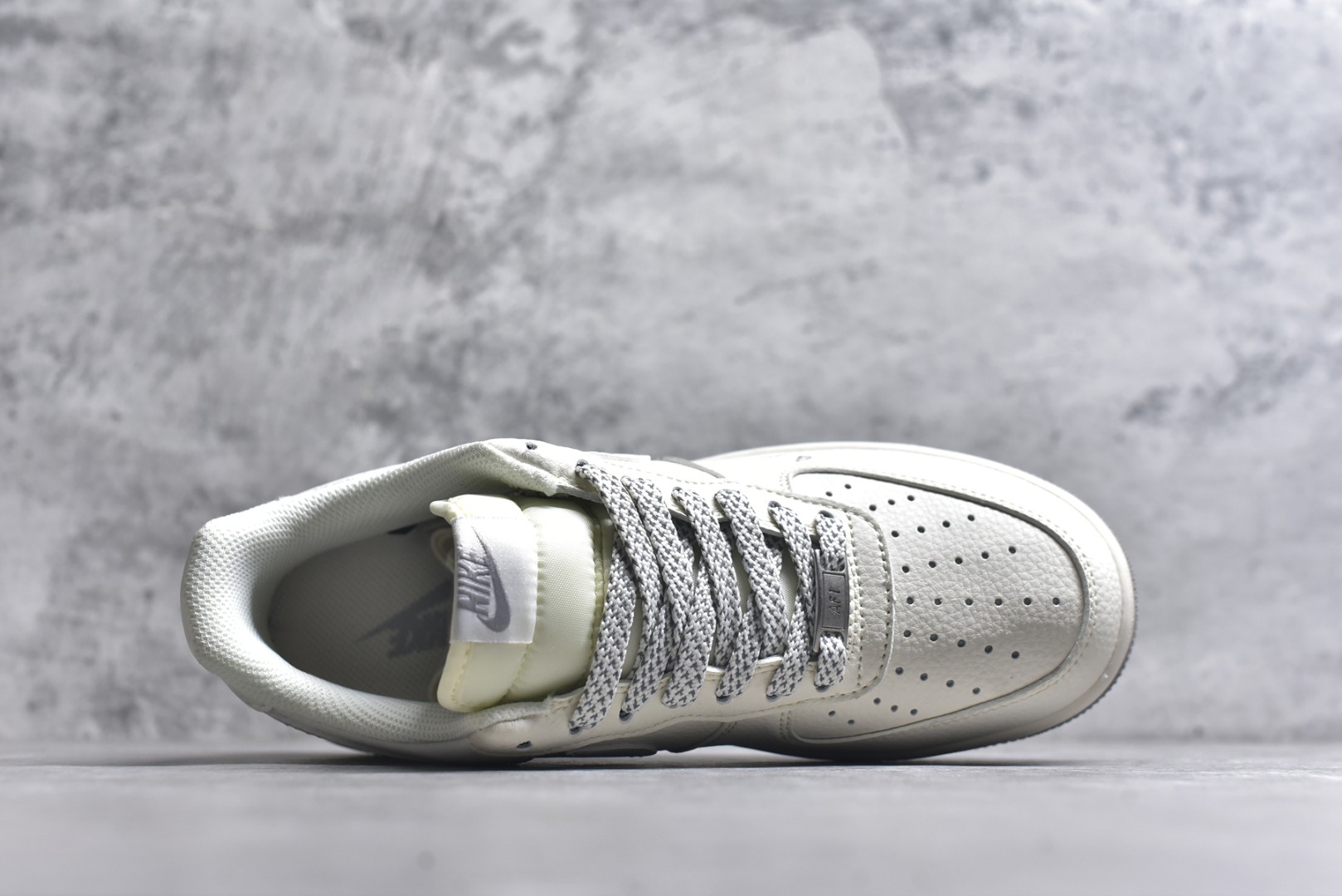 图片[4]-#海外限量发售！公司级NIke Air Force 1 \’07 Low “NIKE——米灰满天星”空军一号 低帮 运动鞋 休闲鞋 折边针车 工艺难度大 原楦头原纸板 原装鞋盒 定制五金配件 内置全掌气垫 原厂鞋底 货号：XX3168-185 尺码：36 36.5 37.5 38 38.5 39 40 40.5 41 42 42.5 43 44 44.5 45-选品中心