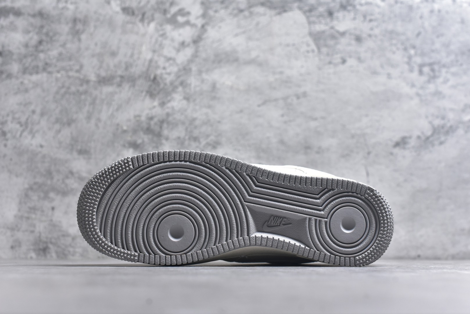 图片[6]-#海外限量发售！公司级NIke Air Force 1 \’07 Low “NIKE——米灰满天星”空军一号 低帮 运动鞋 休闲鞋 折边针车 工艺难度大 原楦头原纸板 原装鞋盒 定制五金配件 内置全掌气垫 原厂鞋底 货号：XX3168-185 尺码：36 36.5 37.5 38 38.5 39 40 40.5 41 42 42.5 43 44 44.5 45-选品中心