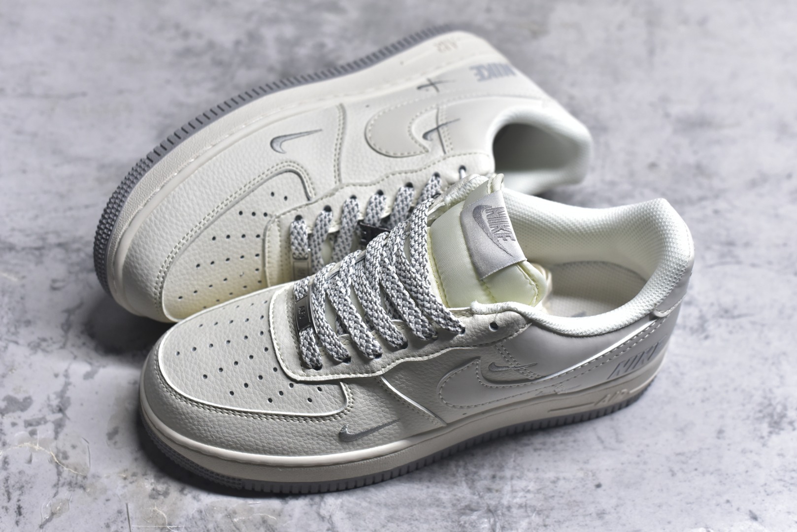 图片[7]-#海外限量发售！公司级NIke Air Force 1 \’07 Low “NIKE——米灰满天星”空军一号 低帮 运动鞋 休闲鞋 折边针车 工艺难度大 原楦头原纸板 原装鞋盒 定制五金配件 内置全掌气垫 原厂鞋底 货号：XX3168-185 尺码：36 36.5 37.5 38 38.5 39 40 40.5 41 42 42.5 43 44 44.5 45-选品中心