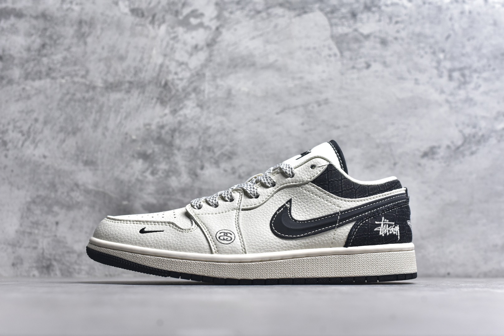 #Nike Jordan Air Jordan 1“斯图西——米黑帆布” 高端定制 低帮 复古 减震 防滑 耐磨 篮球鞋 定制鞋盒 大厂纯原品质出货 超高清洁度 皮料切割干净无任何毛边 细节完美 货号：XS6086-561 尺码：36 36.5 37.5 38 38.5 39 40 40.5 41 42 42.5 43 44 44.5 45-选品中心