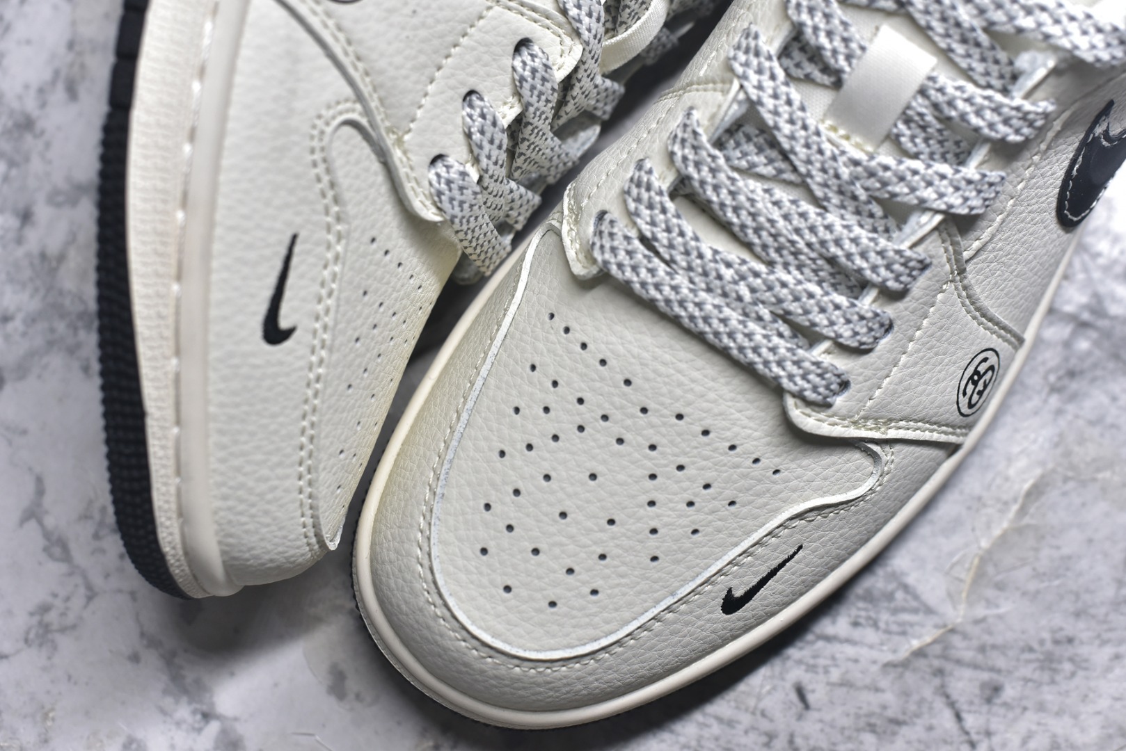 图片[8]-#Nike Jordan Air Jordan 1“斯图西——米黑帆布” 高端定制 低帮 复古 减震 防滑 耐磨 篮球鞋 定制鞋盒 大厂纯原品质出货 超高清洁度 皮料切割干净无任何毛边 细节完美 货号：XS6086-561 尺码：36 36.5 37.5 38 38.5 39 40 40.5 41 42 42.5 43 44 44.5 45-选品中心