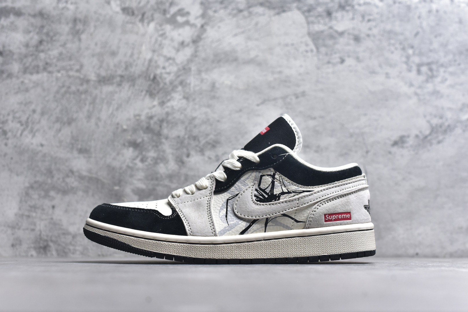 #Nike Jordan Air Jordan 1“Supreme联名——蜘蛛” 高端定制 低帮 复古 减震 防滑 耐磨 篮球鞋 定制鞋盒 大厂纯原品质出货 超高清洁度 皮料切割干净无任何毛边 细节完美 货号：XS6086-007 尺码：36 36.5 37.5 38 38.5 39 40 40.5 41 42 42.5 43 44 44.5 45-选品中心
