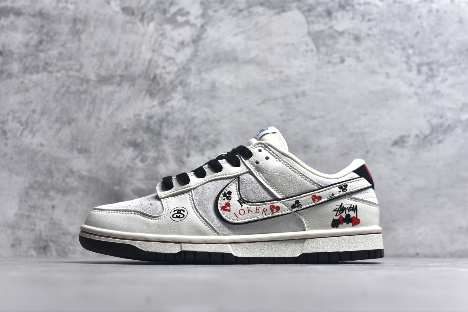 #Nike SB Dunk Low“斯图西联名——白黑红” 高端定制 低帮休闲板鞋 定制鞋盒 Ortholite鞋垫透气防臭 大厂纯原品质出货 超高清洁度 皮料切割干净无任何毛边 细节完美 货号：YF9511-913 尺码：36 36.5 37.5 38 38.5 39 40 40.5 41 42 42.5 43 44 44.5 45-选品中心