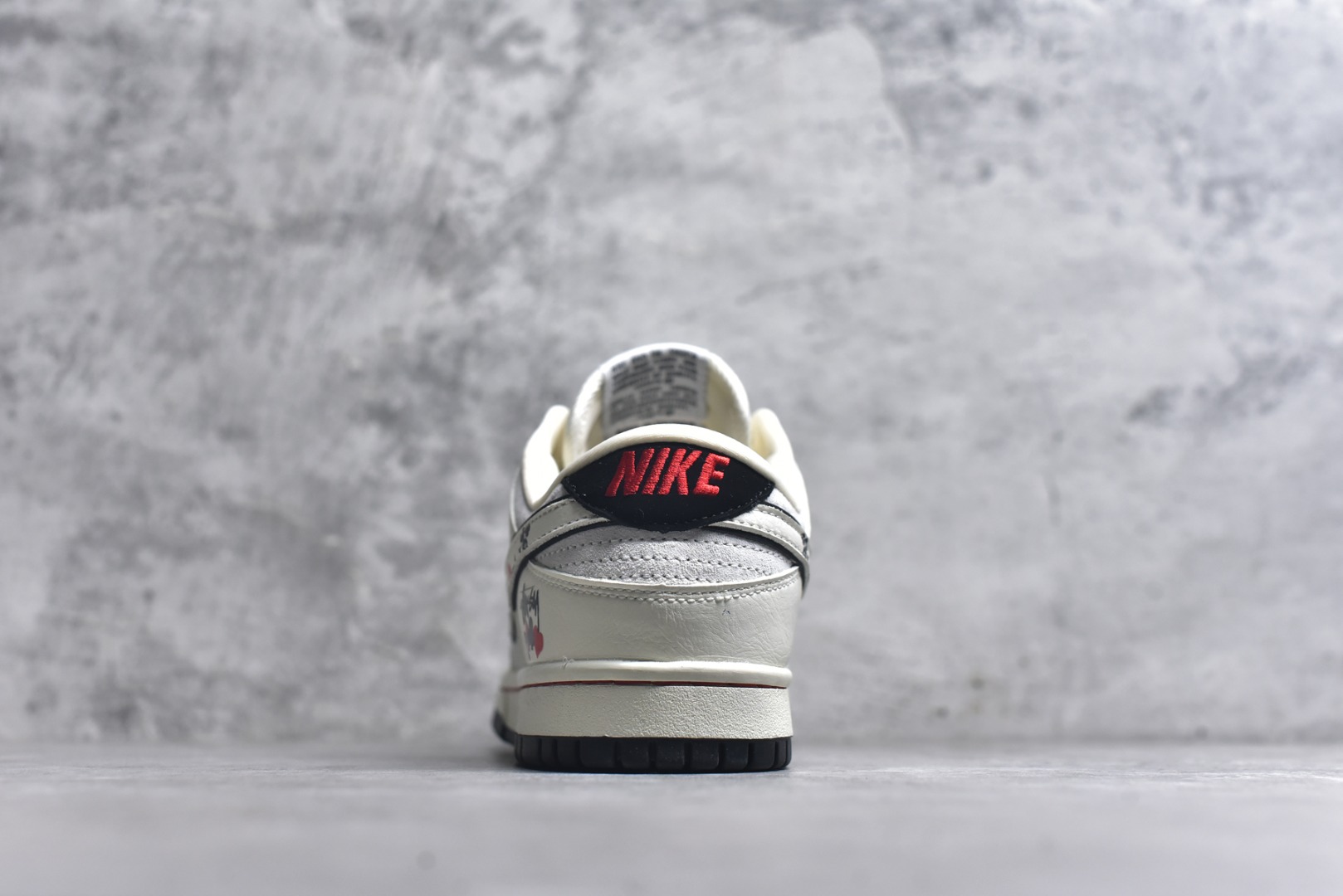 图片[5]-#Nike SB Dunk Low“斯图西联名——白黑红” 高端定制 低帮休闲板鞋 定制鞋盒 Ortholite鞋垫透气防臭 大厂纯原品质出货 超高清洁度 皮料切割干净无任何毛边 细节完美 货号：YF9511-913 尺码：36 36.5 37.5 38 38.5 39 40 40.5 41 42 42.5 43 44 44.5 45-选品中心