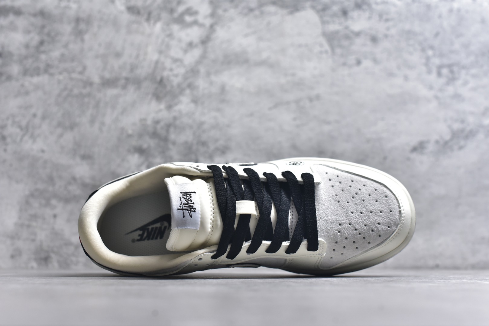 图片[4]-#Nike SB Dunk Low“斯图西联名——白黑红” 高端定制 低帮休闲板鞋 定制鞋盒 Ortholite鞋垫透气防臭 大厂纯原品质出货 超高清洁度 皮料切割干净无任何毛边 细节完美 货号：YF9511-913 尺码：36 36.5 37.5 38 38.5 39 40 40.5 41 42 42.5 43 44 44.5 45-选品中心