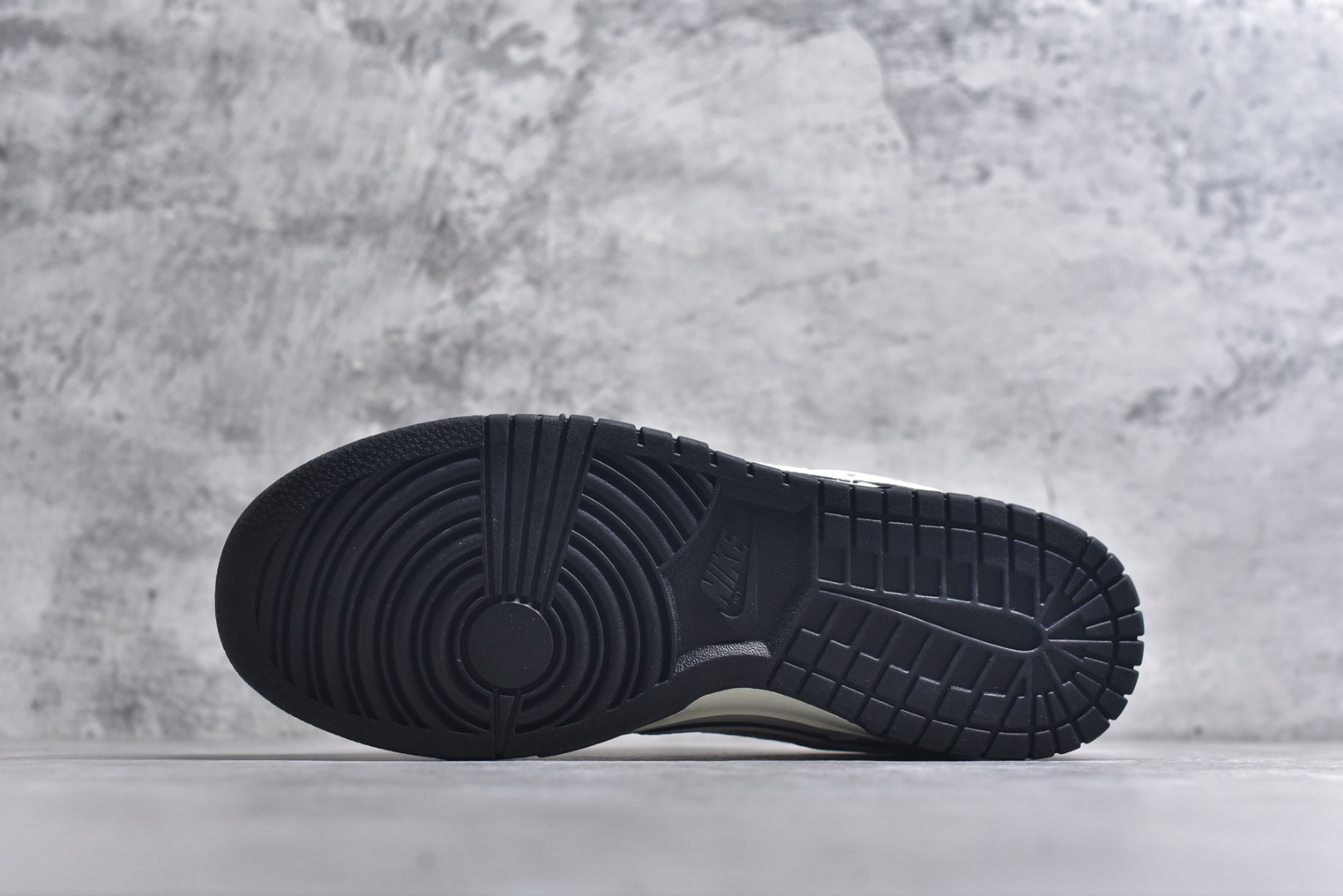 图片[6]-#Nike SB Dunk Low“斯图西联名——白黑红” 高端定制 低帮休闲板鞋 定制鞋盒 Ortholite鞋垫透气防臭 大厂纯原品质出货 超高清洁度 皮料切割干净无任何毛边 细节完美 货号：YF9511-913 尺码：36 36.5 37.5 38 38.5 39 40 40.5 41 42 42.5 43 44 44.5 45-选品中心