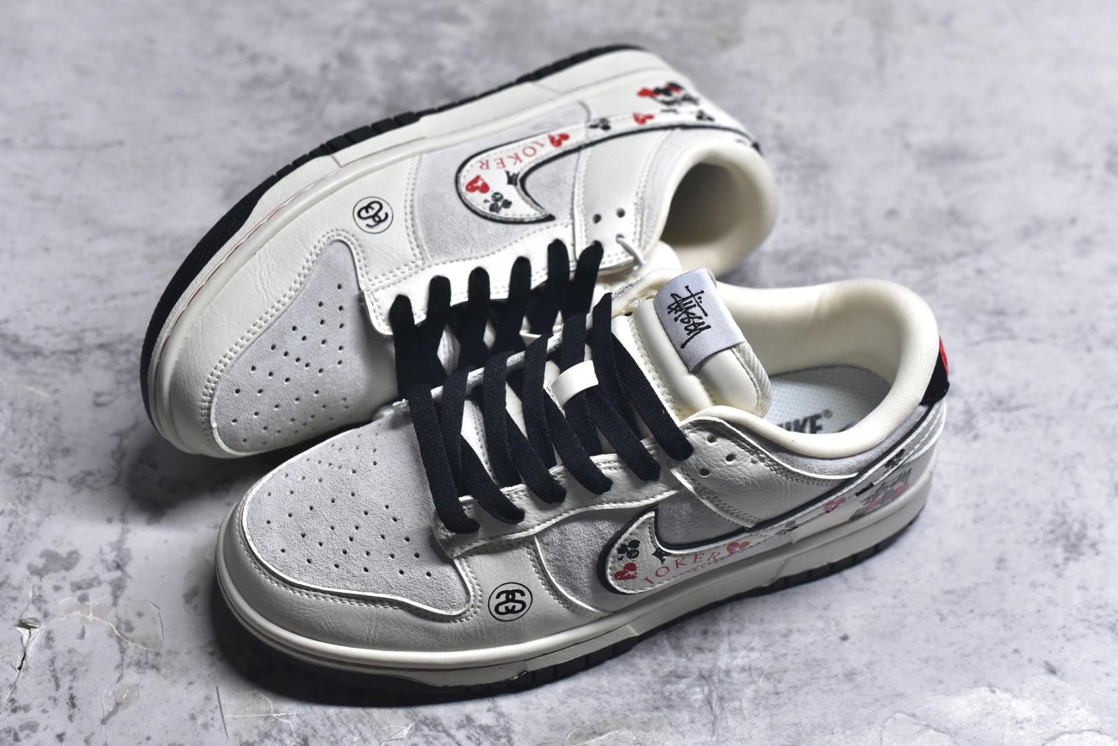 图片[7]-#Nike SB Dunk Low“斯图西联名——白黑红” 高端定制 低帮休闲板鞋 定制鞋盒 Ortholite鞋垫透气防臭 大厂纯原品质出货 超高清洁度 皮料切割干净无任何毛边 细节完美 货号：YF9511-913 尺码：36 36.5 37.5 38 38.5 39 40 40.5 41 42 42.5 43 44 44.5 45-选品中心