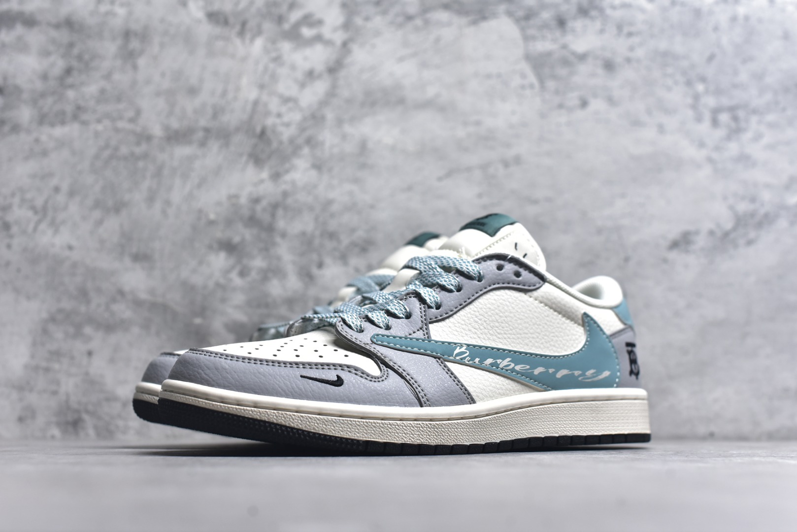 图片[2]-#2025蛇年海外爆款限量发售！公司级 时尚元素x Jordan Air Jordan Low 倒勾 “白灰蓝勾巴宝莉，合作融合了Travis Scott 独特的潮流风格，个性的设计风格以及Jordan品牌的经典元素 使其成为一双具有独特身份和价值的鞋子 清新而立体的外观加上联名标识更突出了其独特身份 独有配色方案显示出活力和时尚感 在视觉冲击的同时 鞋身的质感和细腻的细节处理使其显得高端而格调十足 这款“倒钩”联名是设计与创意完美结合 融合多方的个性风格是一款备受瞩目的潮流鞋款 定制鞋盒 大厂纯原品质 货号：XF8698-072 尺码：36 36.5 37.5 38 38.5 39 40 40.5 41 42 42.5 43 44 44.5 45-选品中心