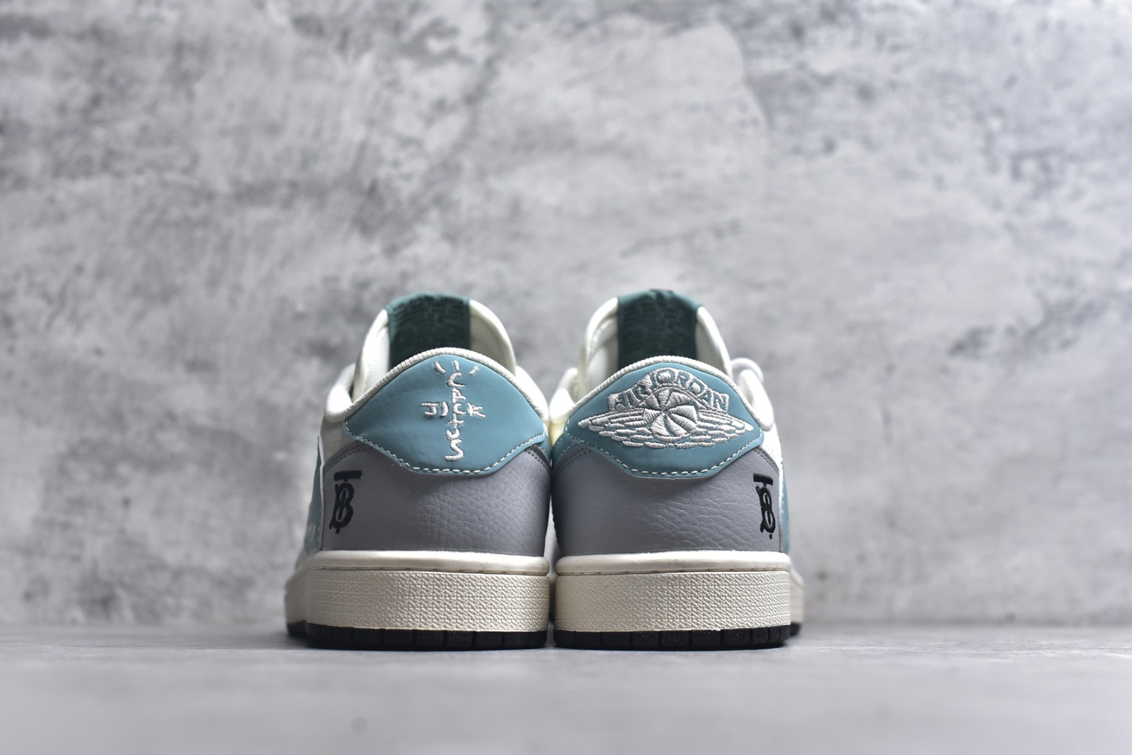 图片[5]-#2025蛇年海外爆款限量发售！公司级 时尚元素x Jordan Air Jordan Low 倒勾 “白灰蓝勾巴宝莉，合作融合了Travis Scott 独特的潮流风格，个性的设计风格以及Jordan品牌的经典元素 使其成为一双具有独特身份和价值的鞋子 清新而立体的外观加上联名标识更突出了其独特身份 独有配色方案显示出活力和时尚感 在视觉冲击的同时 鞋身的质感和细腻的细节处理使其显得高端而格调十足 这款“倒钩”联名是设计与创意完美结合 融合多方的个性风格是一款备受瞩目的潮流鞋款 定制鞋盒 大厂纯原品质 货号：XF8698-072 尺码：36 36.5 37.5 38 38.5 39 40 40.5 41 42 42.5 43 44 44.5 45-选品中心